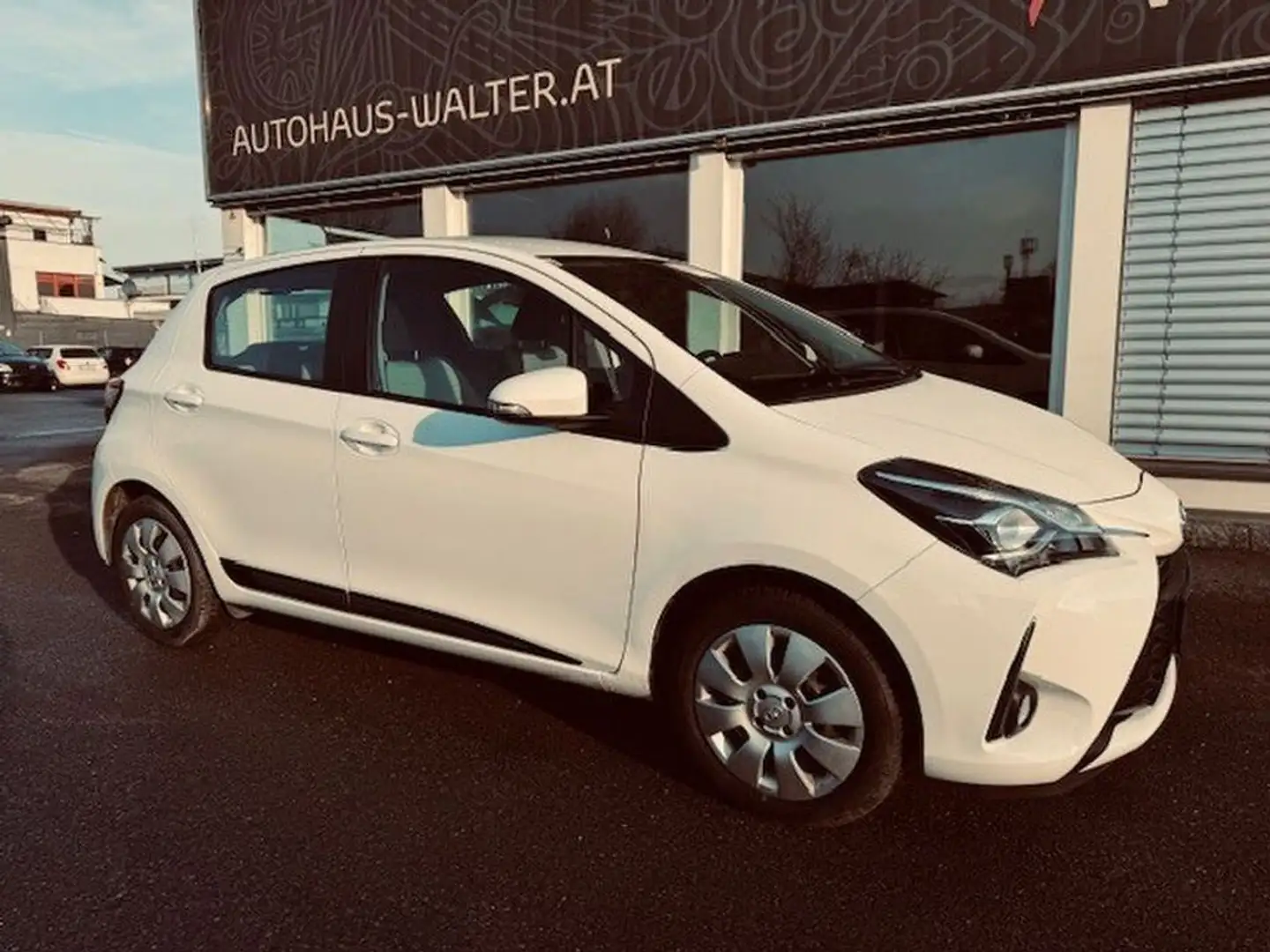Toyota Yaris 1,5 VVT-ie Active Weiß - 1