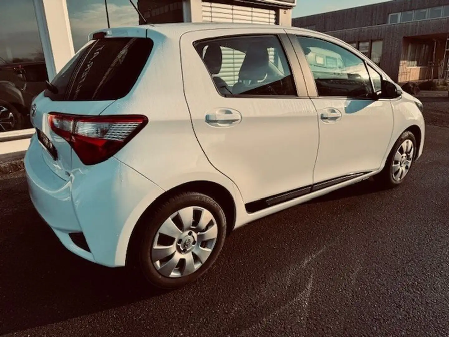 Toyota Yaris 1,5 VVT-ie Active Weiß - 2