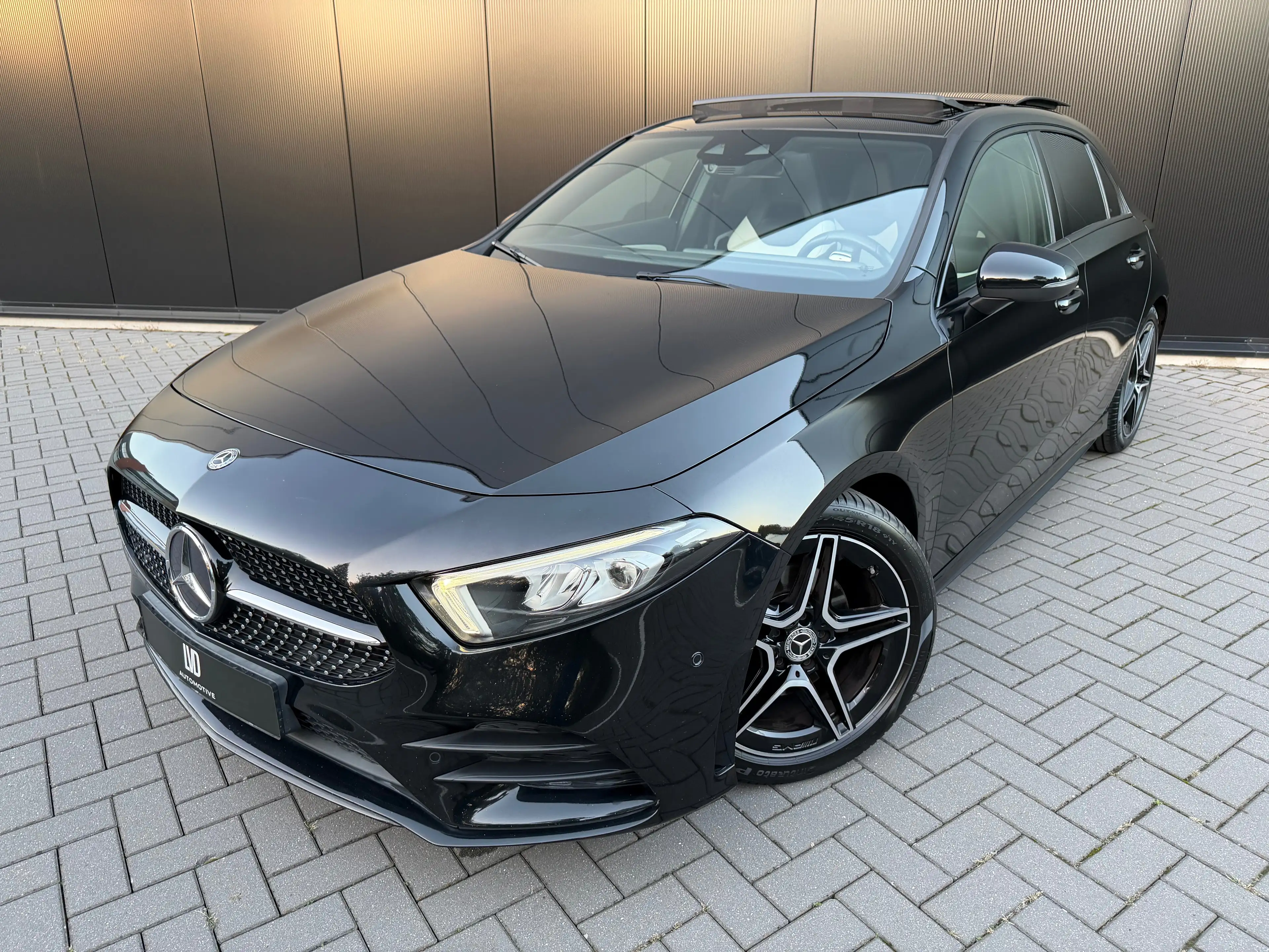 Mercedes-Benz A 200 A-Klasse AMG NIGHT PANO SFEER LEDER WIDESCREEN