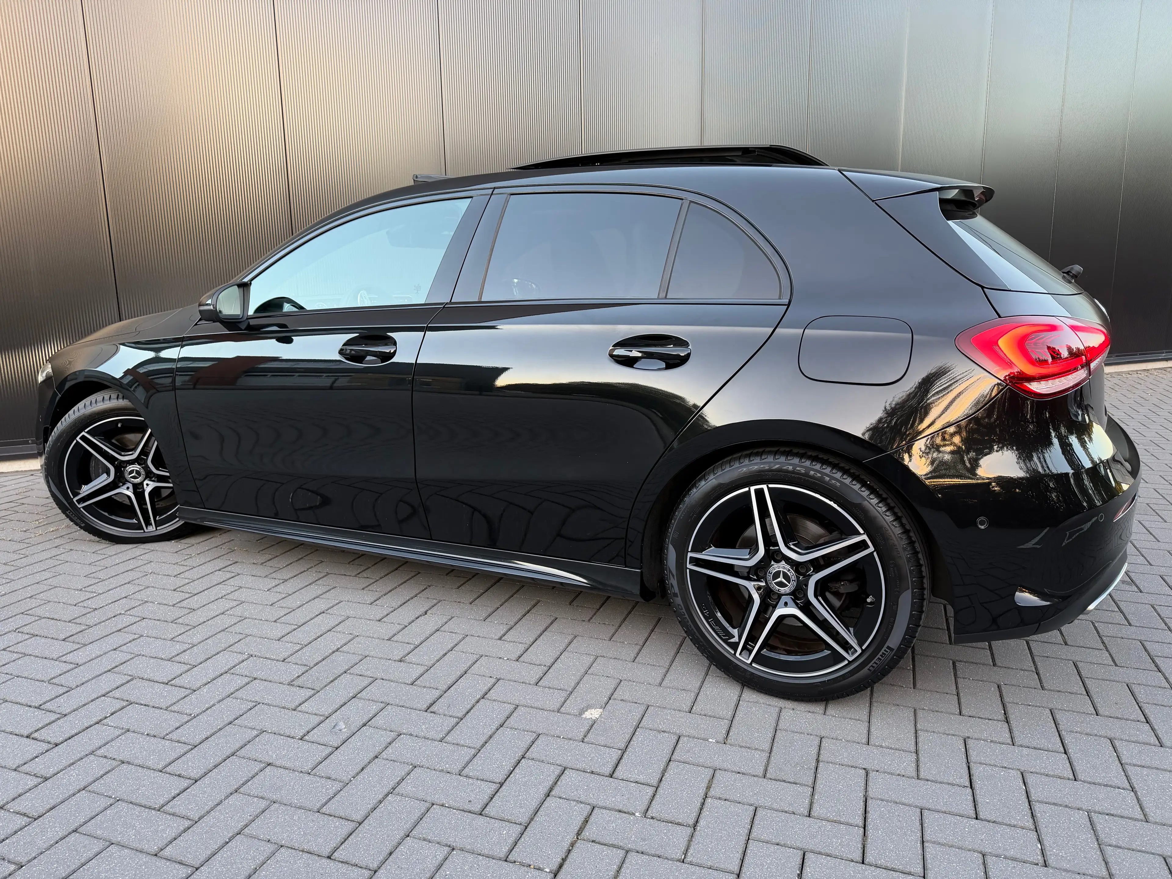 Mercedes-Benz A 200 A-Klasse AMG NIGHT PANO SFEER LEDER WIDESCREEN — photo 2