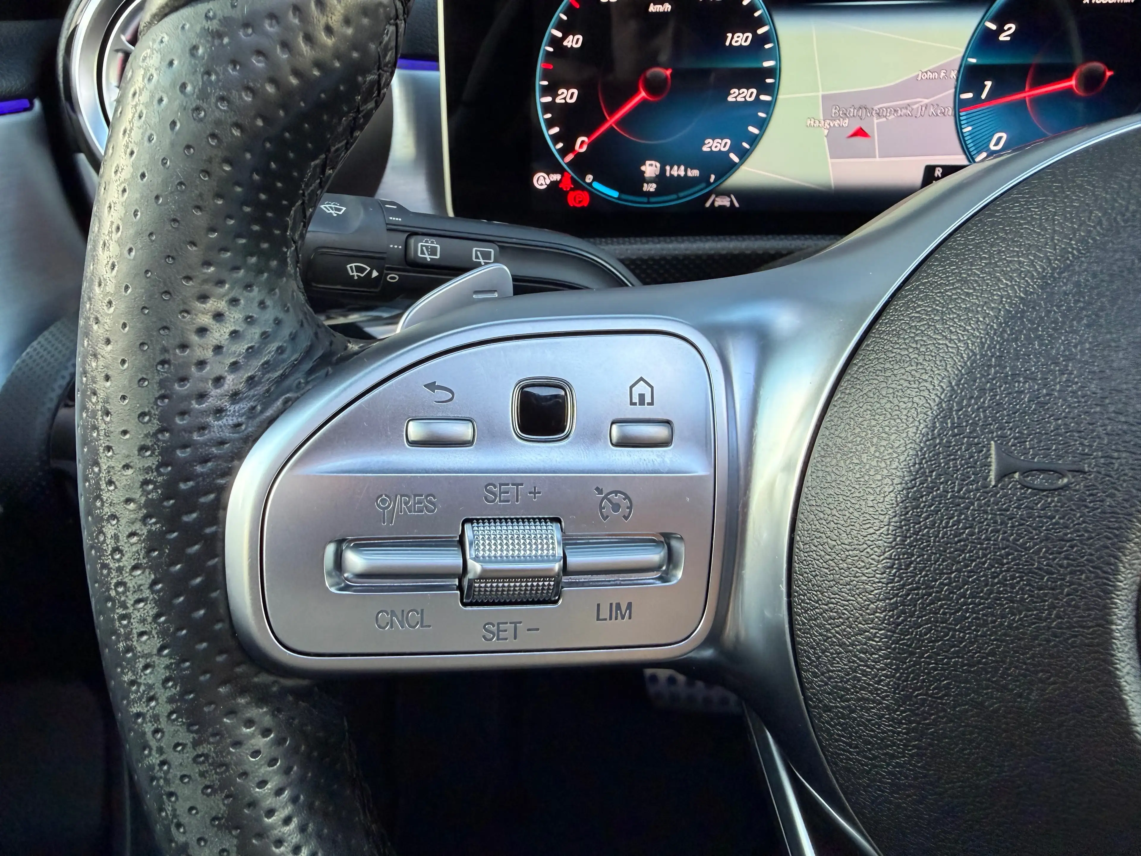 Mercedes-Benz A 200 A-Klasse AMG NIGHT PANO SFEER LEDER WIDESCREEN — photo 14