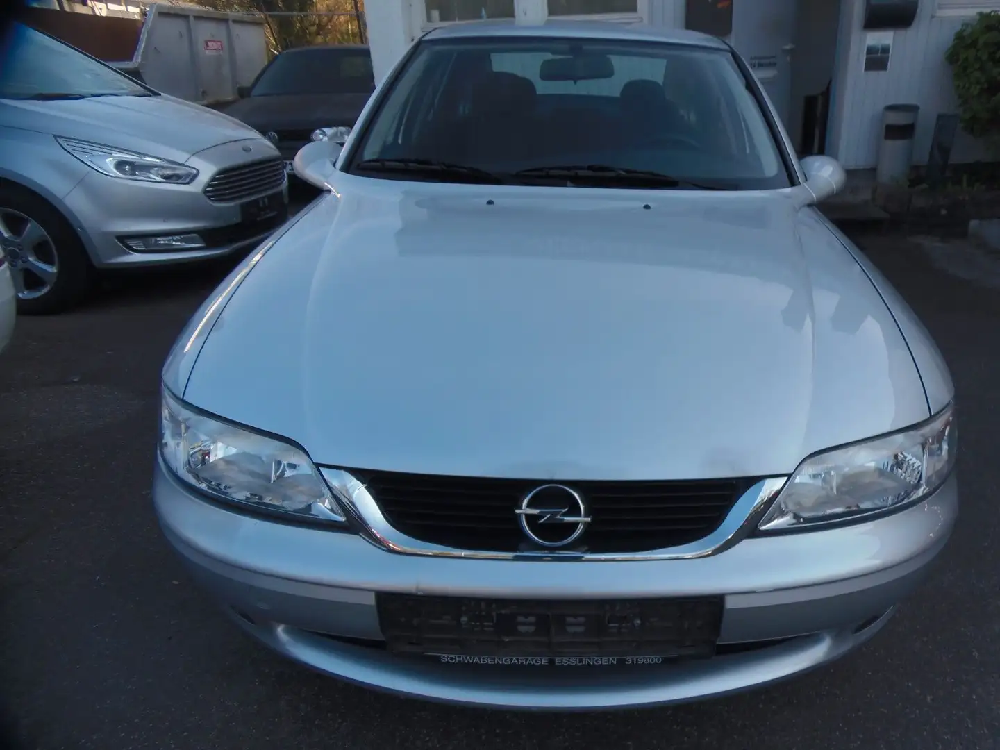 Opel Vectra 1.8 16V Edition 2000 TÜV 3.27 Limousine Silber - 1