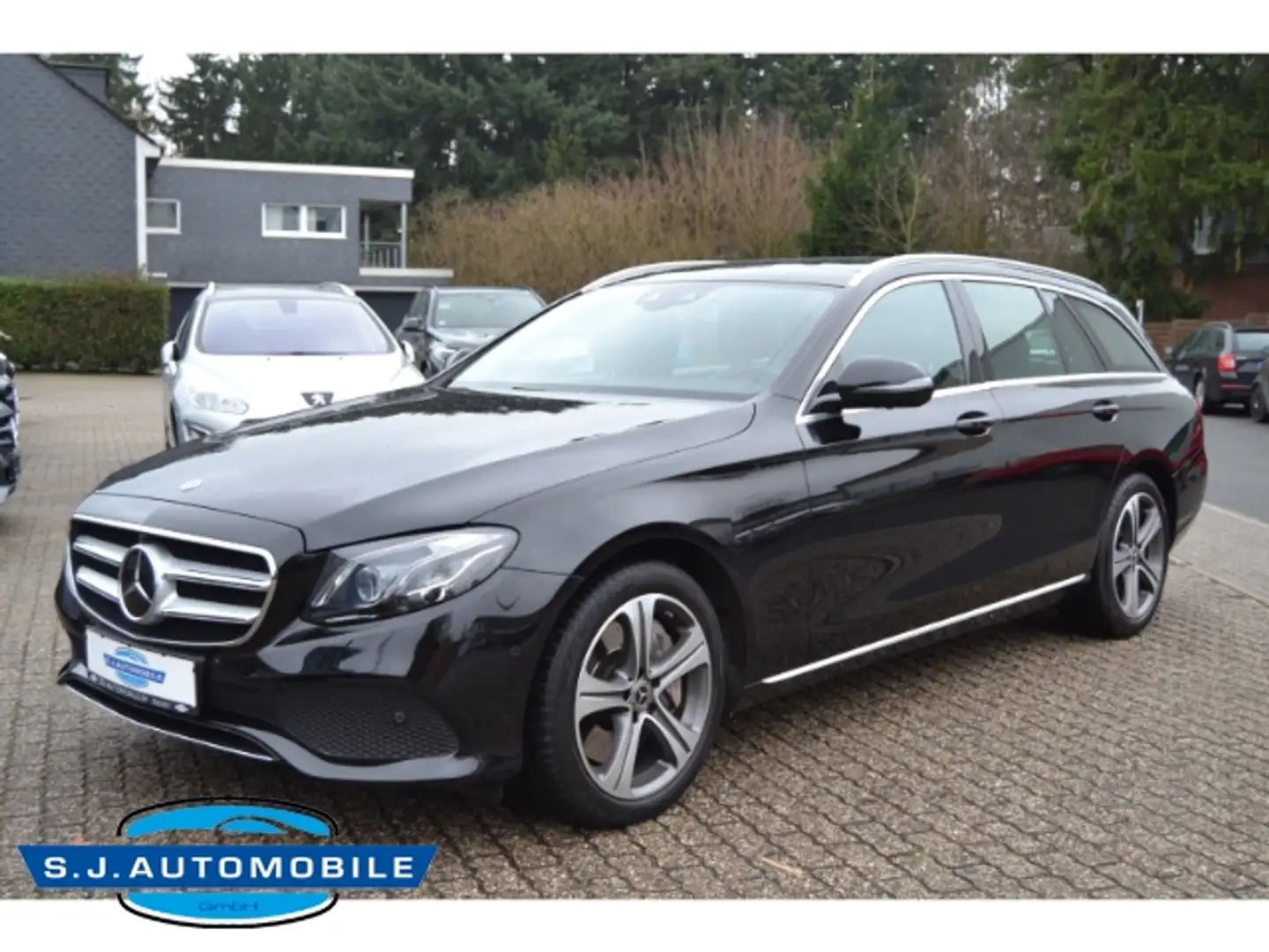 Mercedes-Benz E 400 T Modell d 4Matic, Pano,AHK,TOP Noir - 1