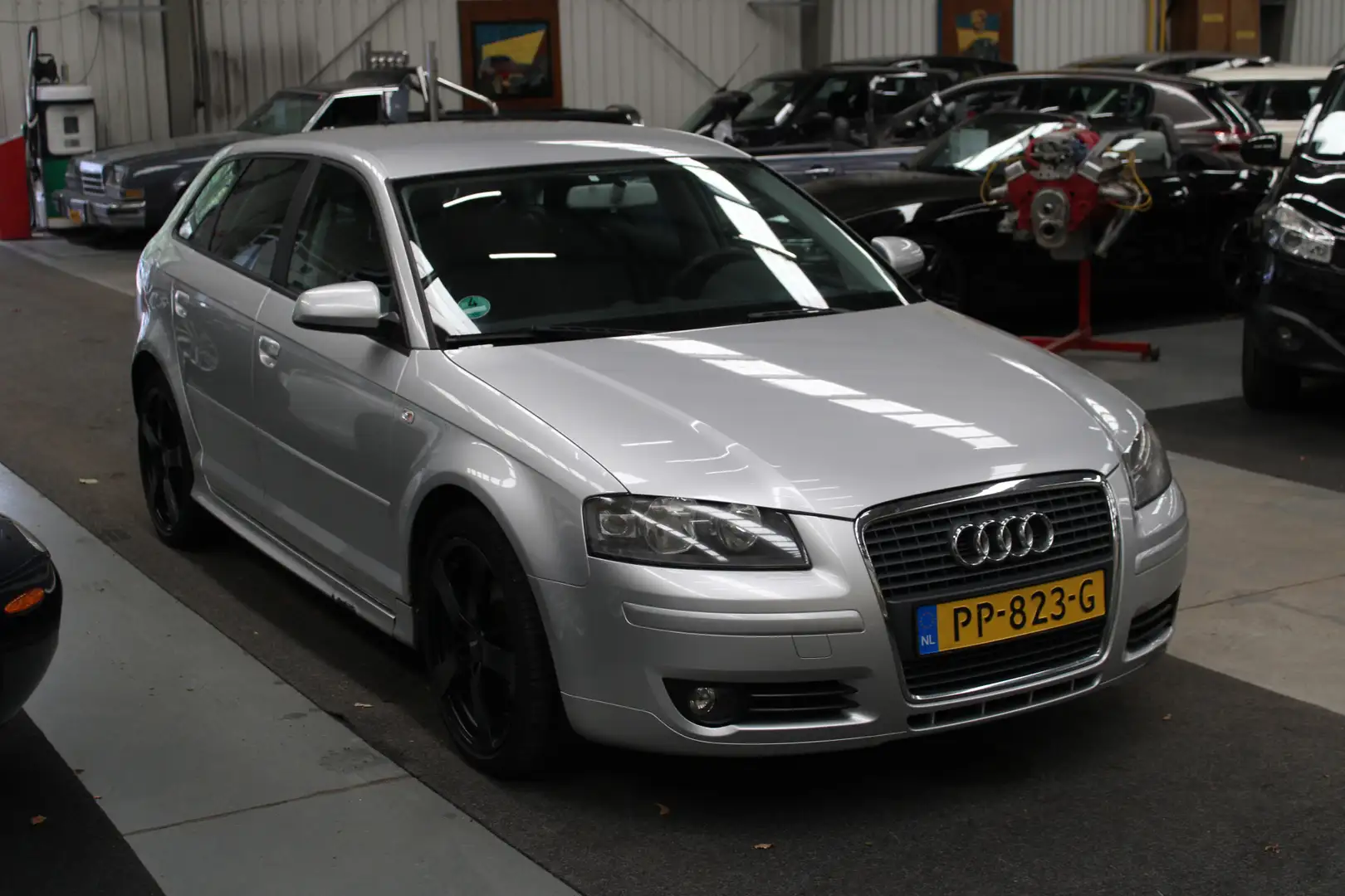 Audi A3 Sportback 1.6 FSI Attraction Airco, Navigatie, Stu Grijs - 2