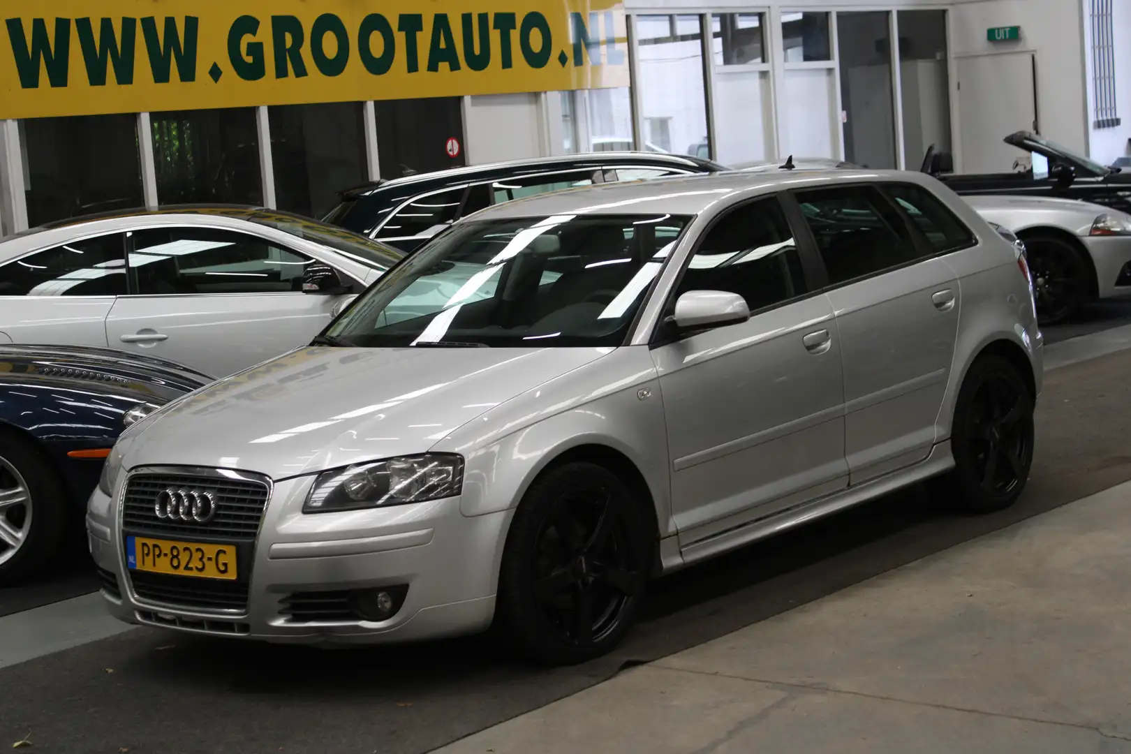 Audi A3 Sportback 1.6 FSI Attraction Airco, Navigatie, Stu Grijs - 1