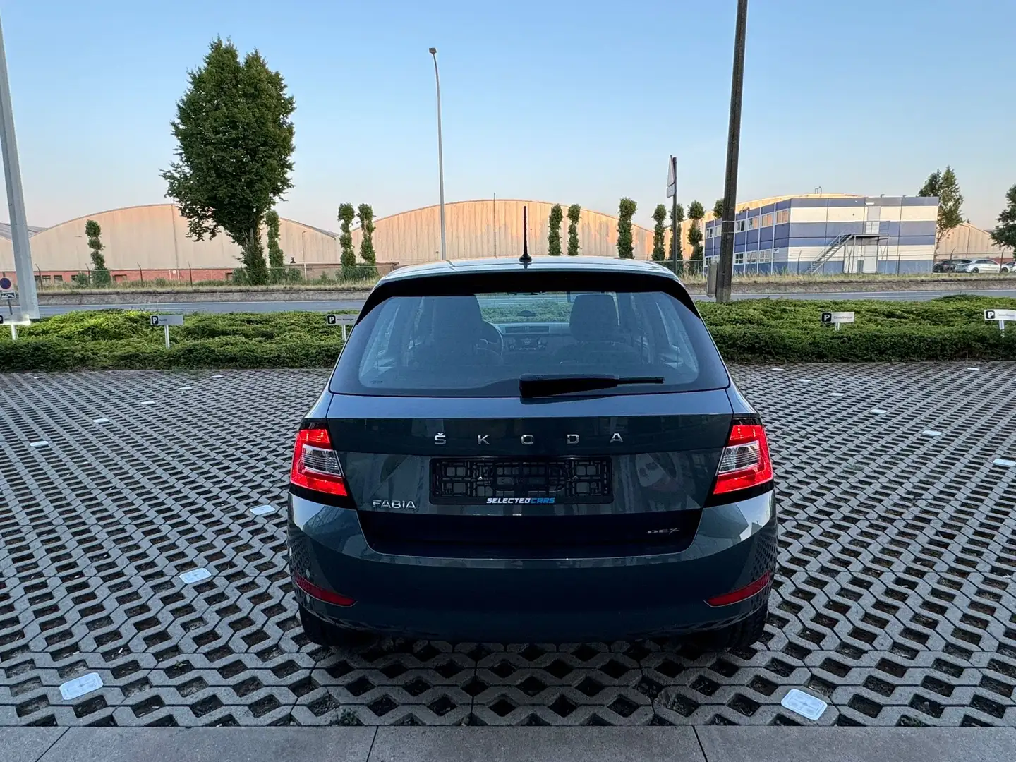 Skoda Fabia 1.0 MPI Ambition | Gekeurd voor verkoop Grijs - 2