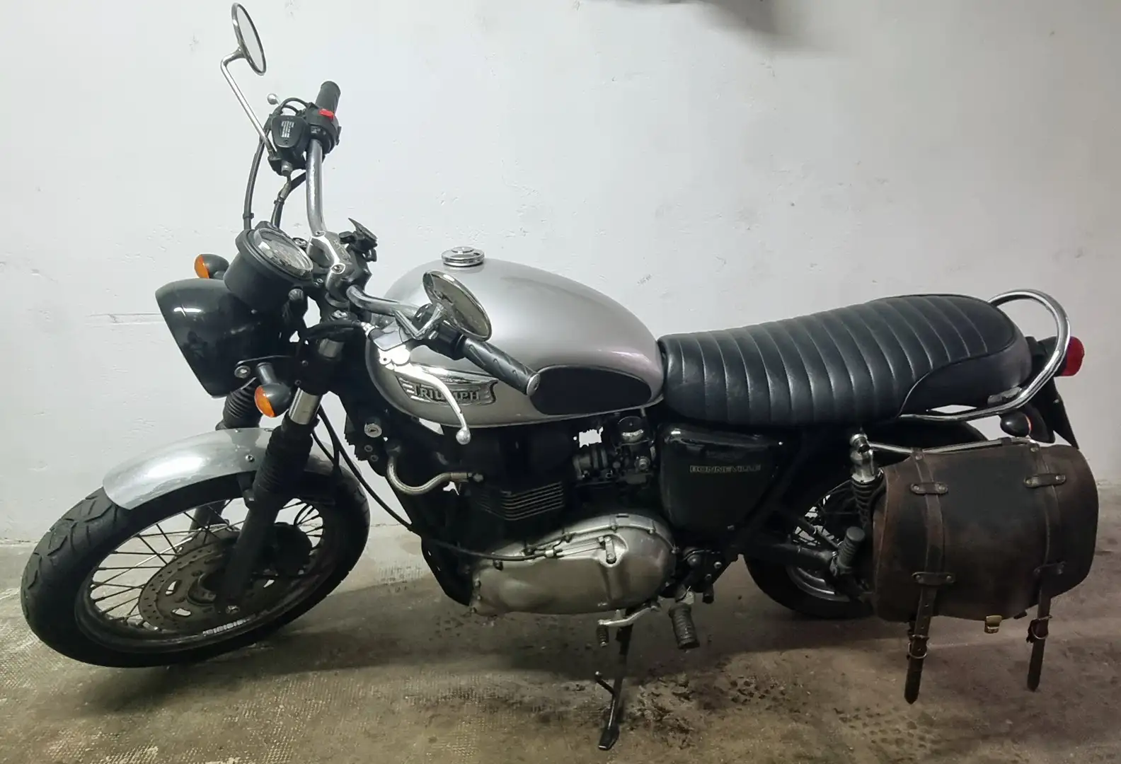 Triumph Bonneville T100 Black - 1