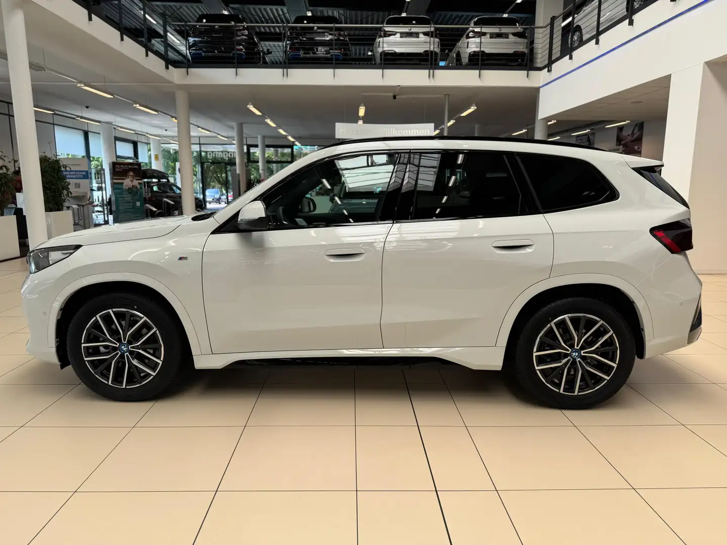 BMW iX1 xDrive30  M Sport+HUD+ACC+AHK+SHZ+PA+HIFI+uvm. Blanc - 2