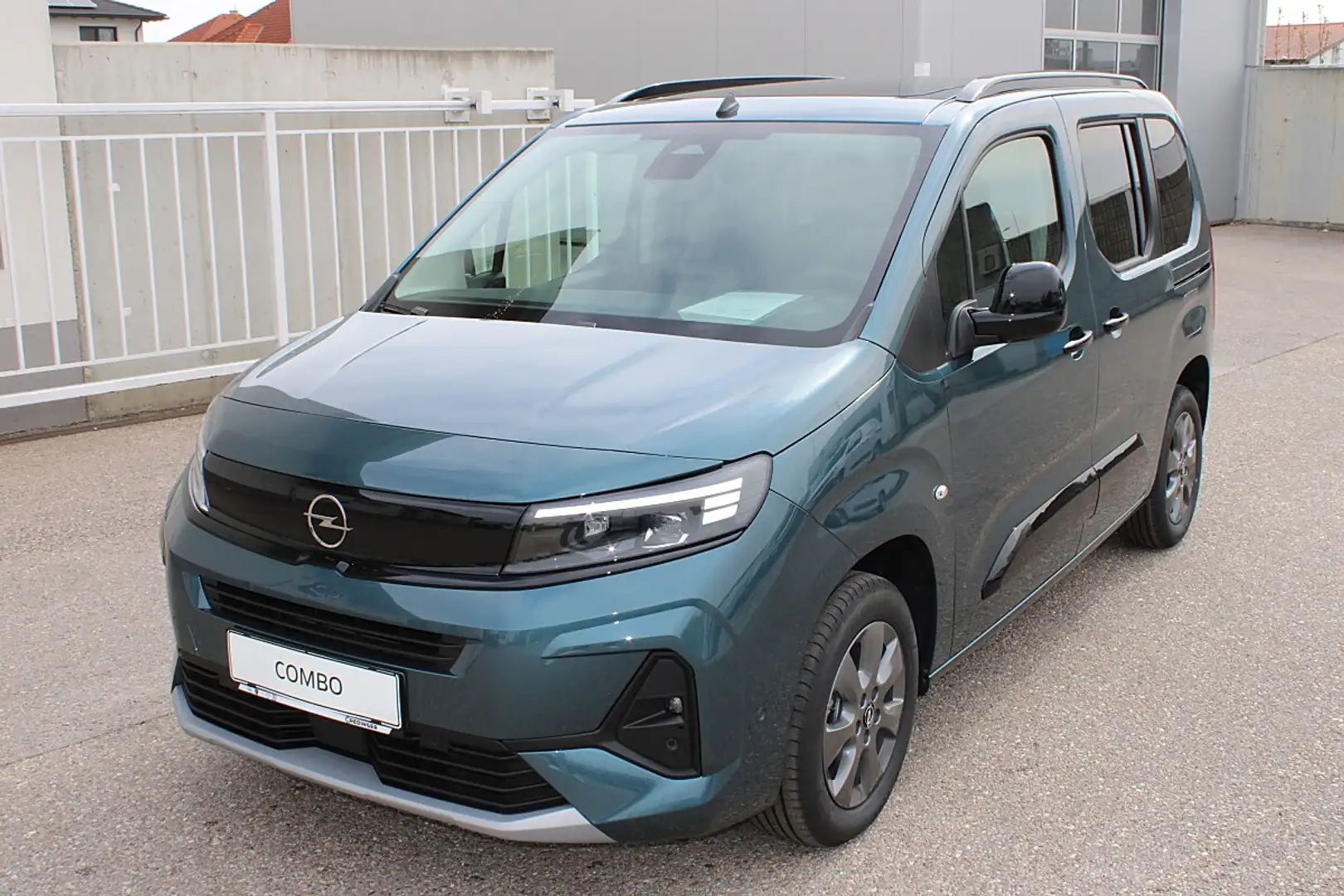 Opel Combo 1.5 Diesel L GS Blau - 1