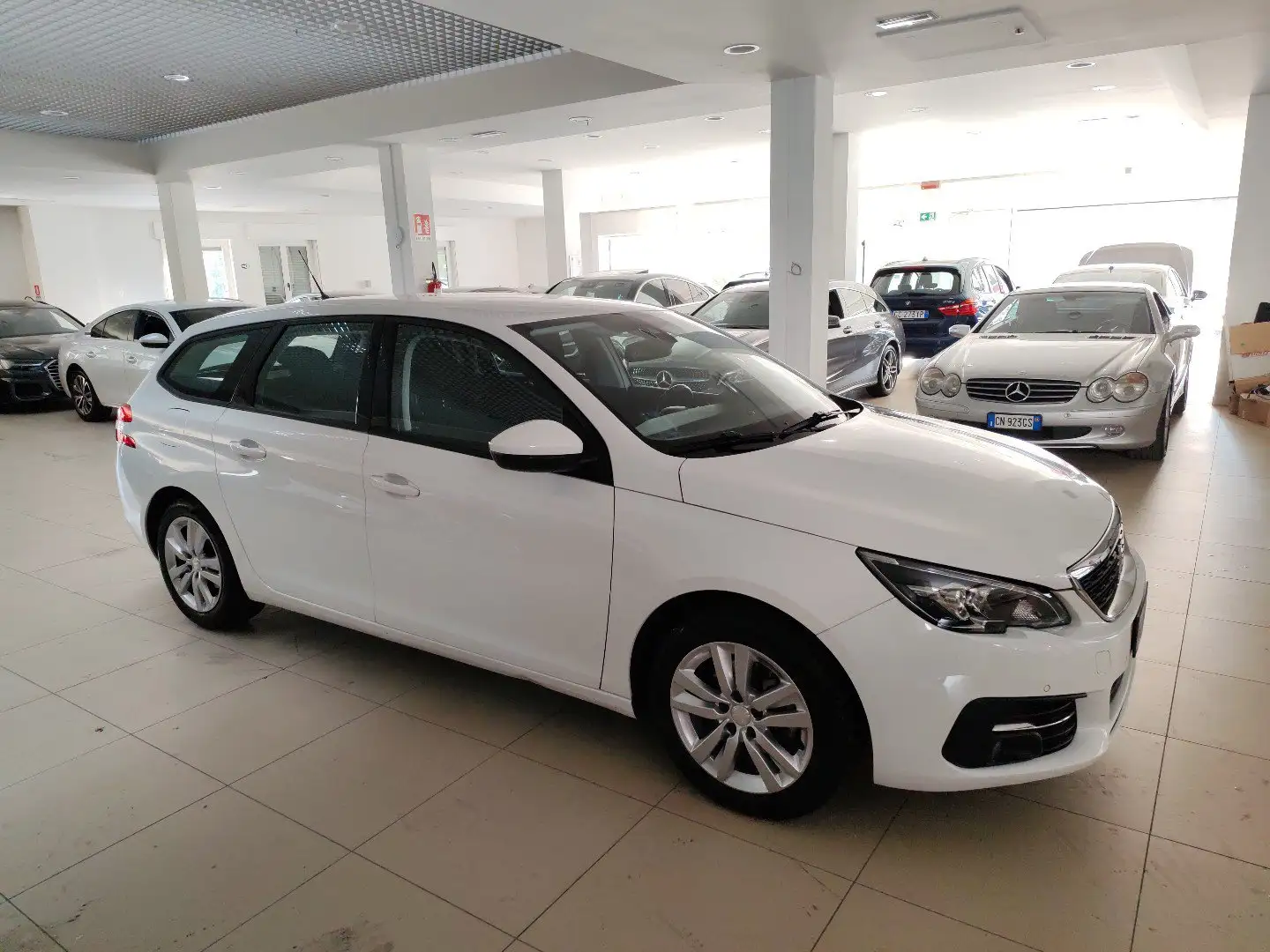 Peugeot 308 SW BlueHDi 130cv EAT8 Navi Cruise Diurne LED Fendi Bianco - 2