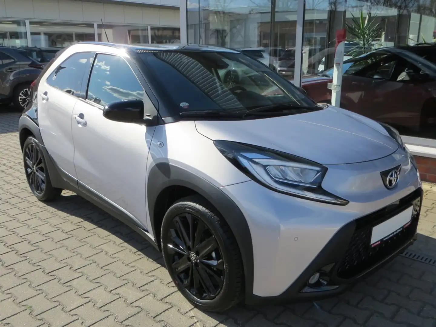 Toyota Aygo 1,0  JBL Edition Silber - 2
