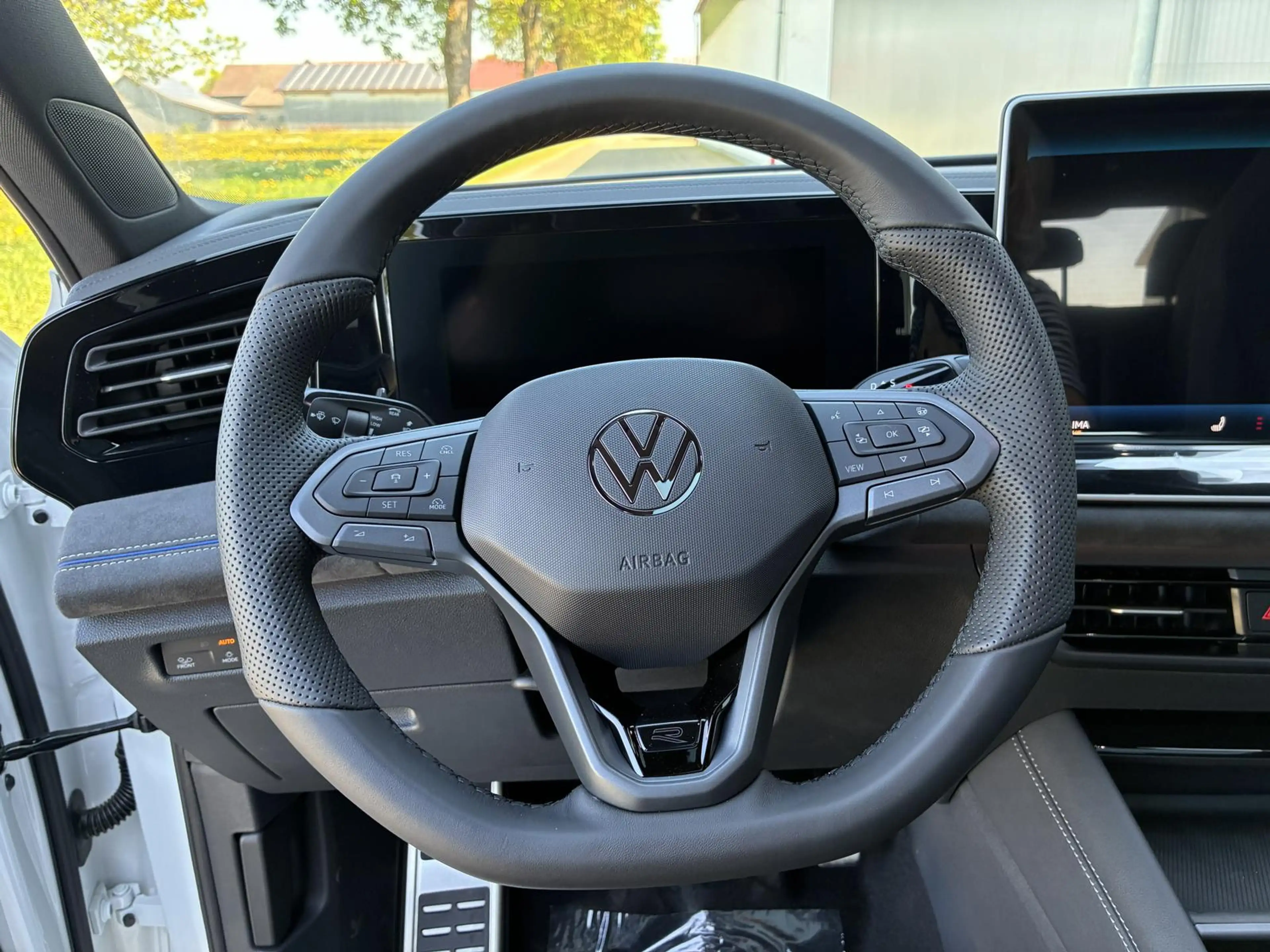 Volkswagen Tiguan 1.5 TSI DSG R-Line Head Up Black 360 AHK Pano — photo 5