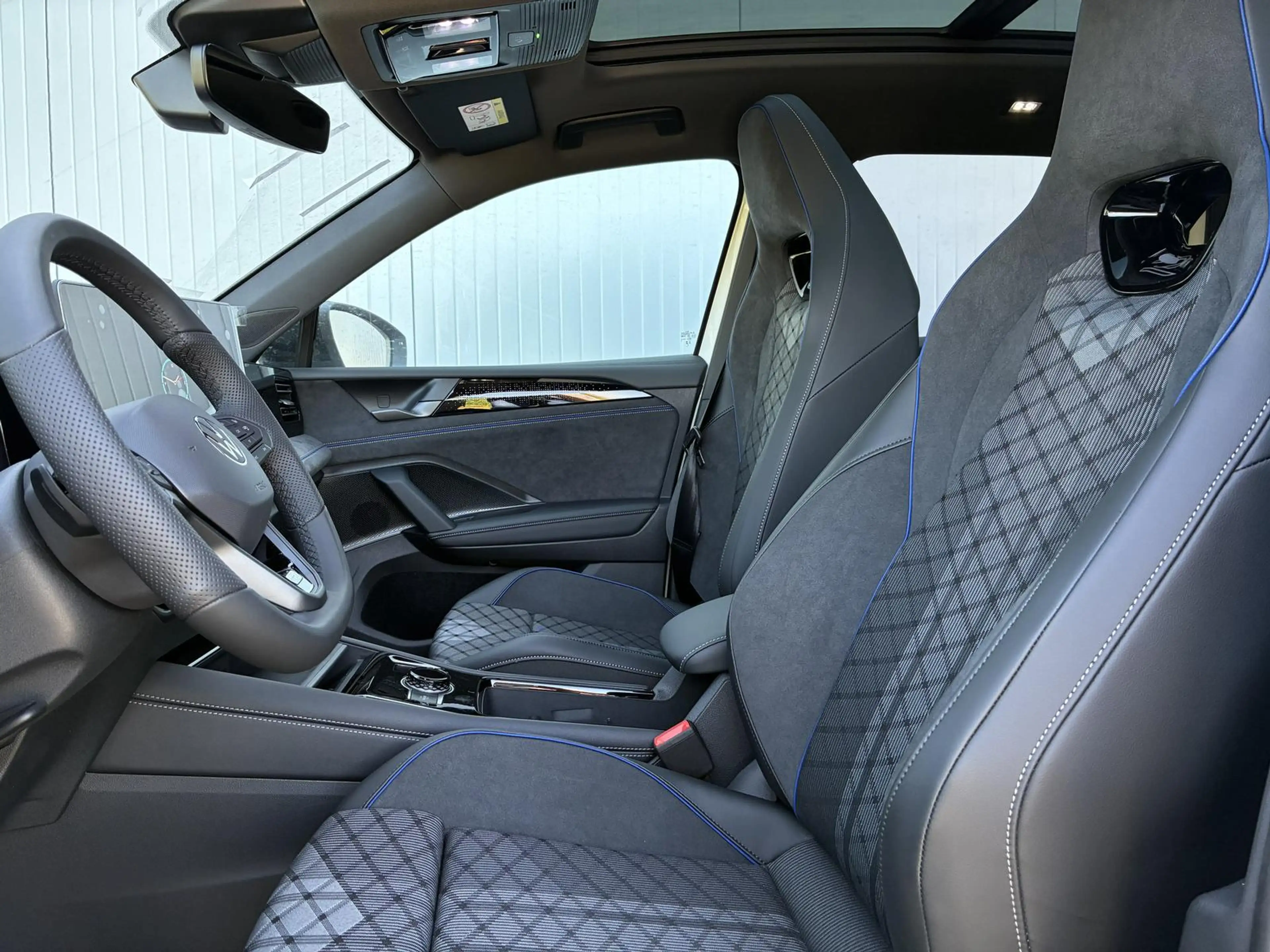 Volkswagen Tiguan 1.5 TSI DSG R-Line Head Up Black 360 AHK Pano — photo 7