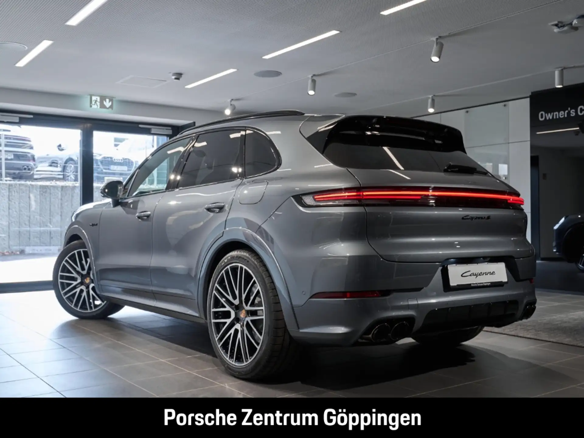 Porsche Cayenne S E-Hybrid 2026 회색 사진 3