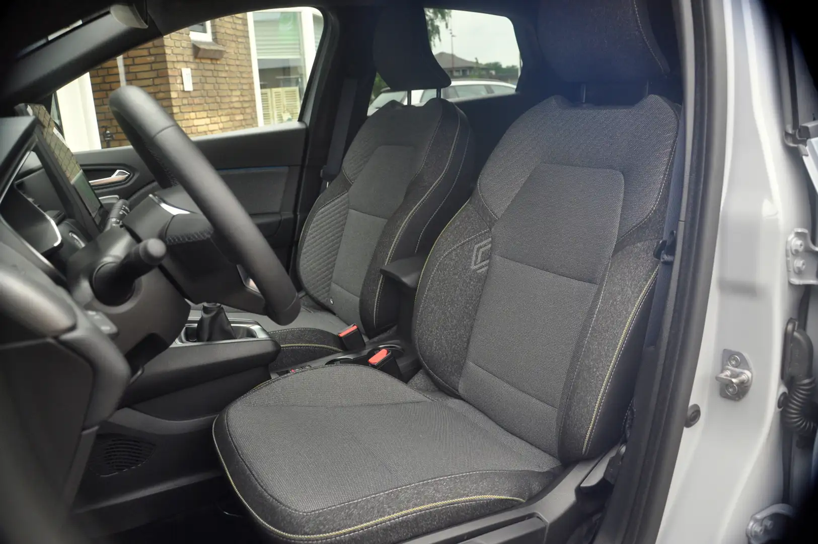 Renault Captur 1.3 Mild Hybrid 140 Techno | Nieuwstaat! | Navi | Gris - 2