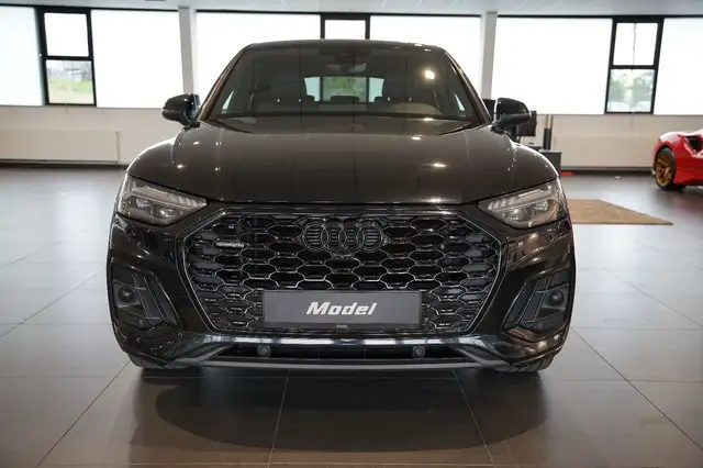 Audi Q5 view 3