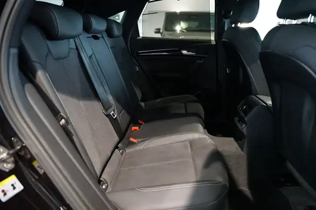 Audi Q5 view 11