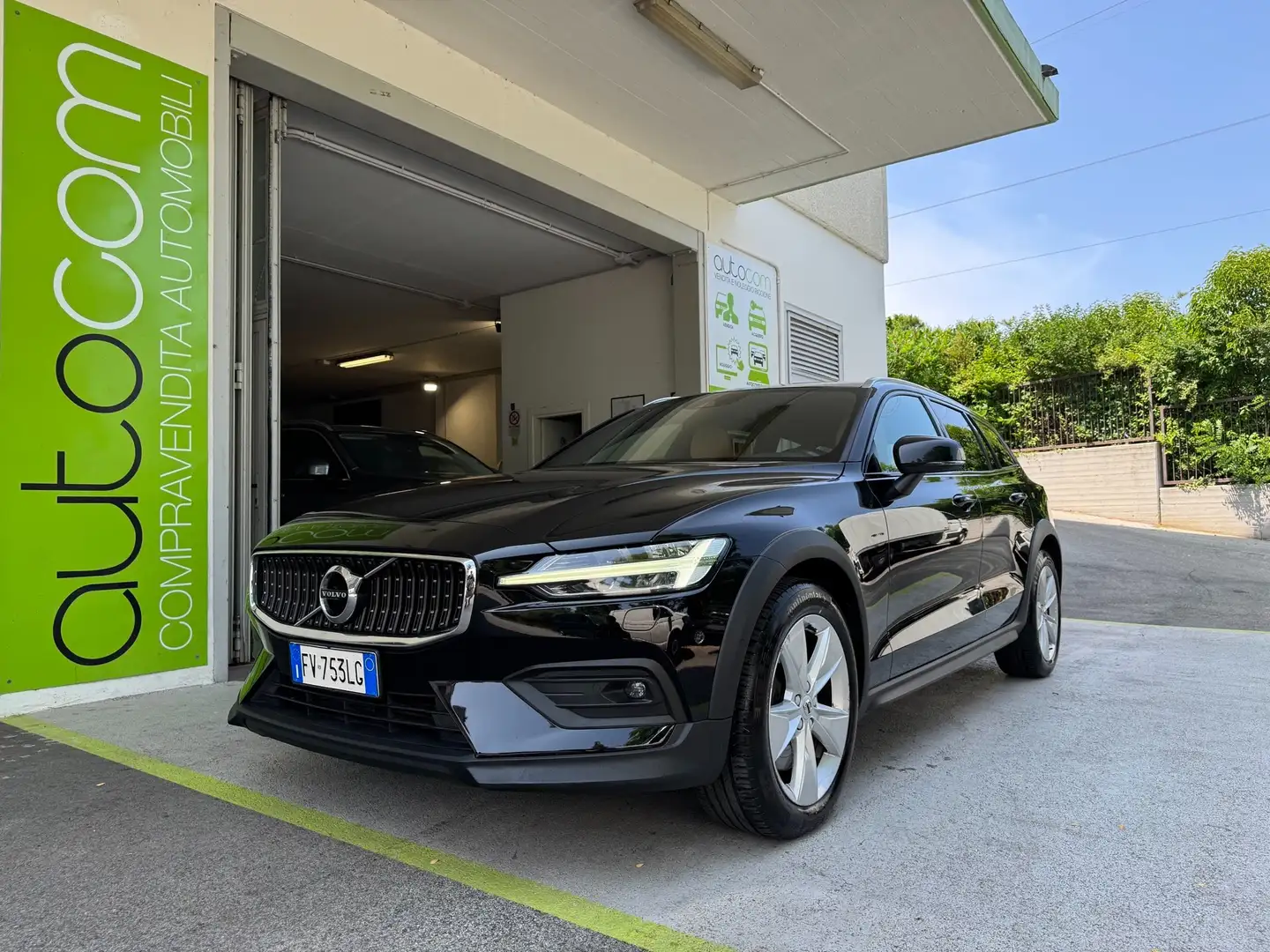 Volvo V60 Cross Country 2.0 d4 AWD GEART. PELLE-HARMAN K. GARANZIA 24 MESI Nero - 1