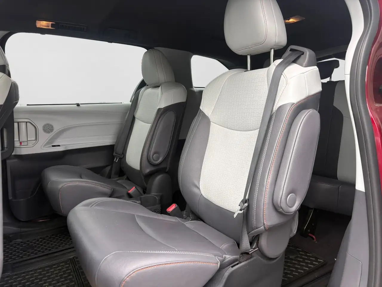Toyota Sienna снимка Toyota Sienna