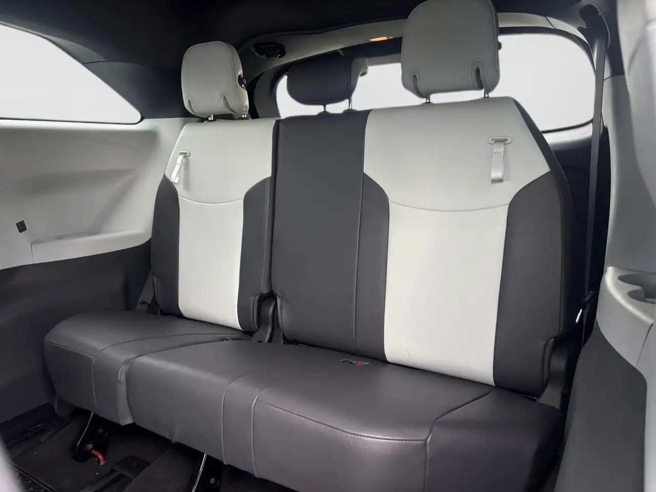 Toyota Sienna снимка Toyota Sienna