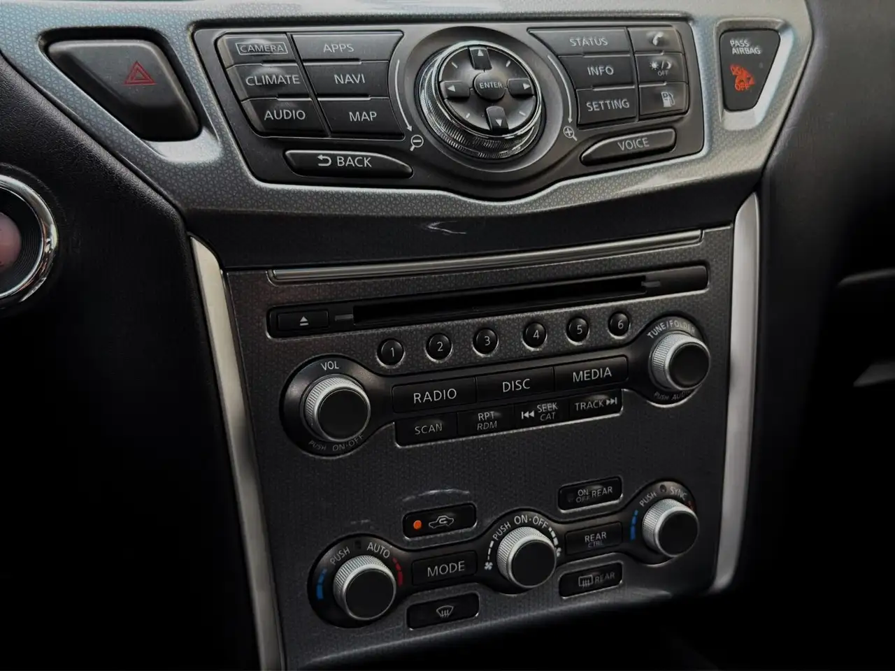 Nissan Pathfinder снимка Nissan Pathfinder