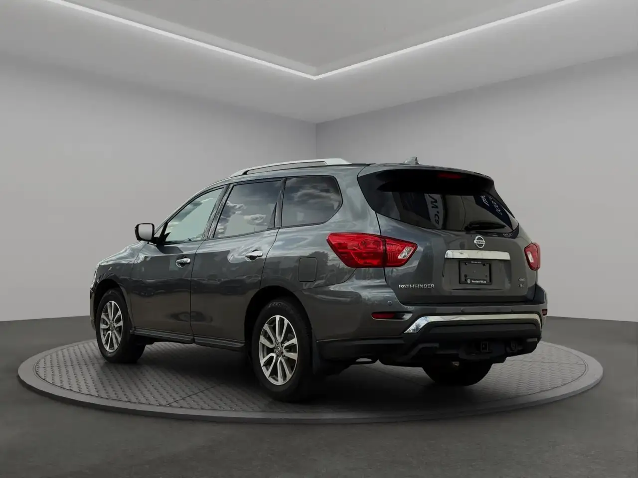 Nissan Pathfinder снимка Nissan Pathfinder
