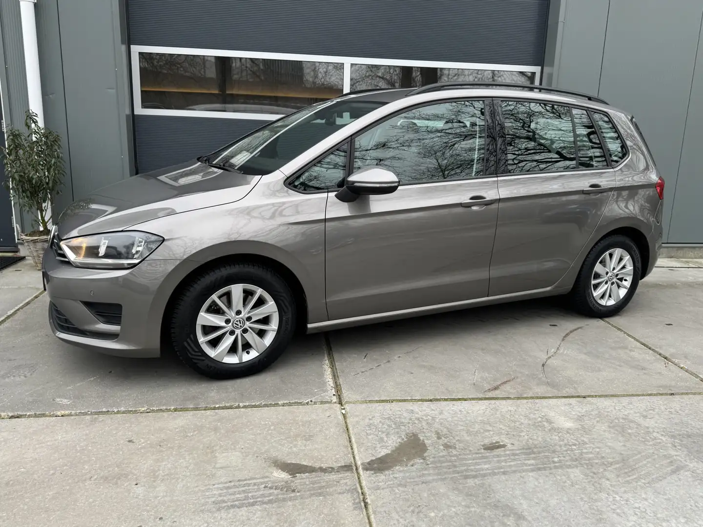 Volkswagen Golf Sportsvan 1.4 TSI 125pk DSG Comfortline Navigatie Camera Tre Gris - 2