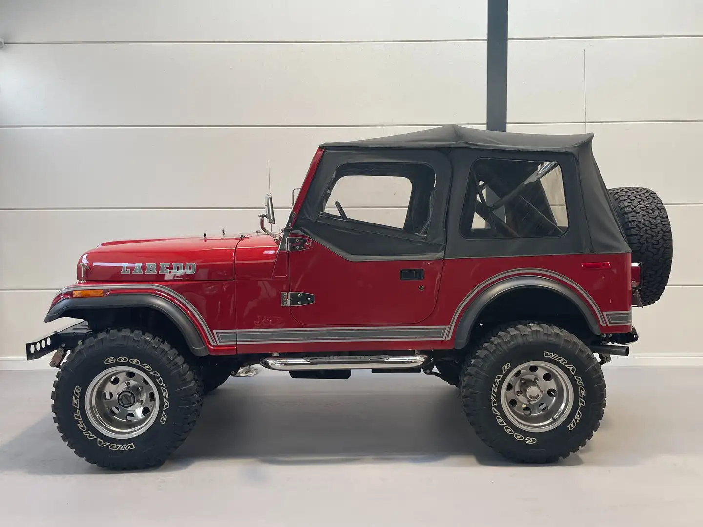 Jeep CJ-7 Laredo AMC 360 V8 crvena - 1