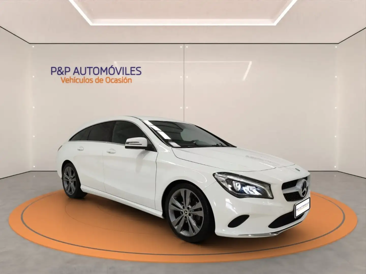 Mercedes-Benz CLA 200 200d Blanc - 1