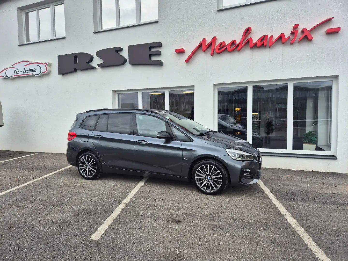 BMW 218 218 d Sport Line,LED,NAVI,Kamera,PDC Grau - 1