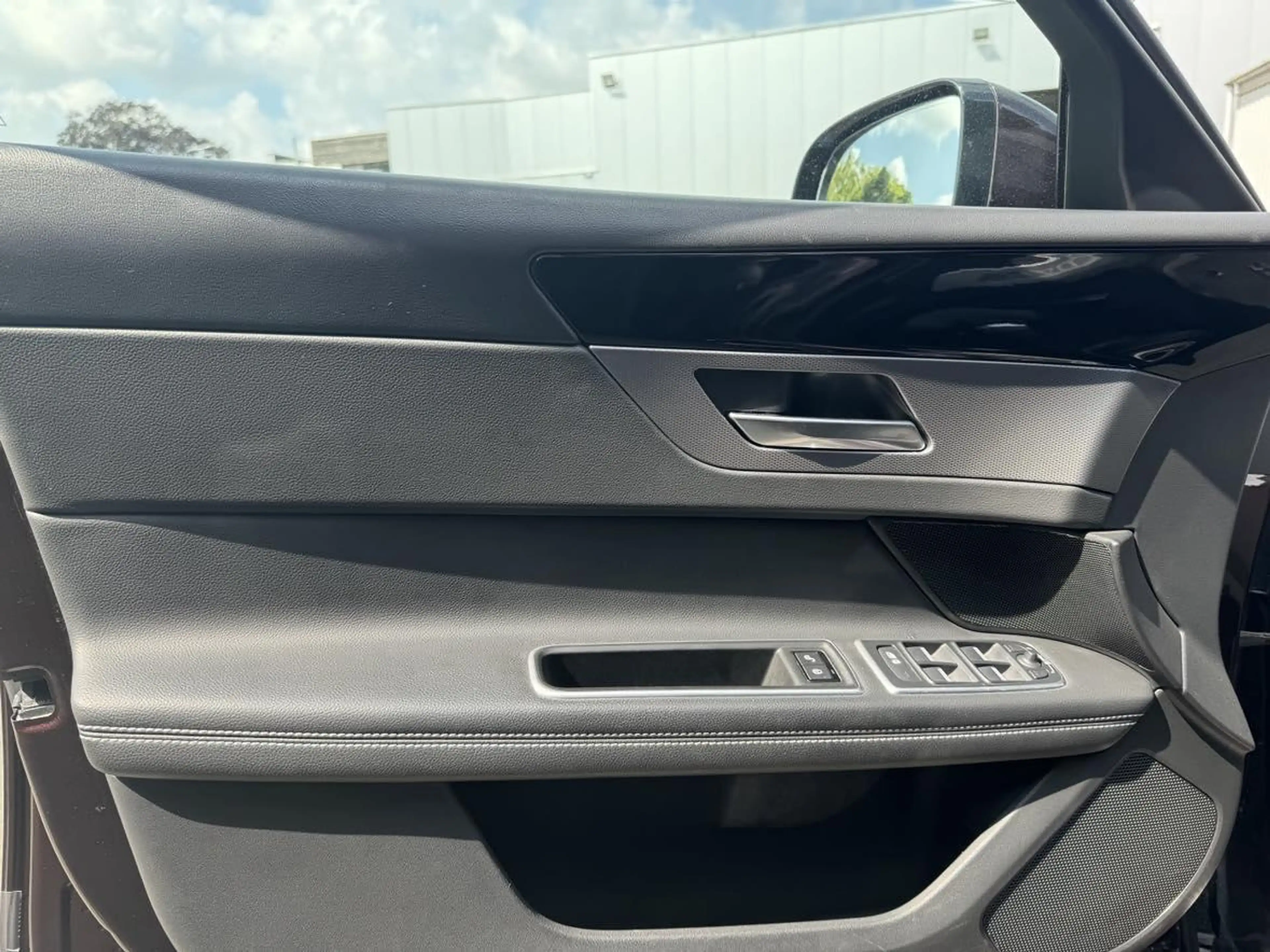 Jaguar XF R-Sport — photo 14