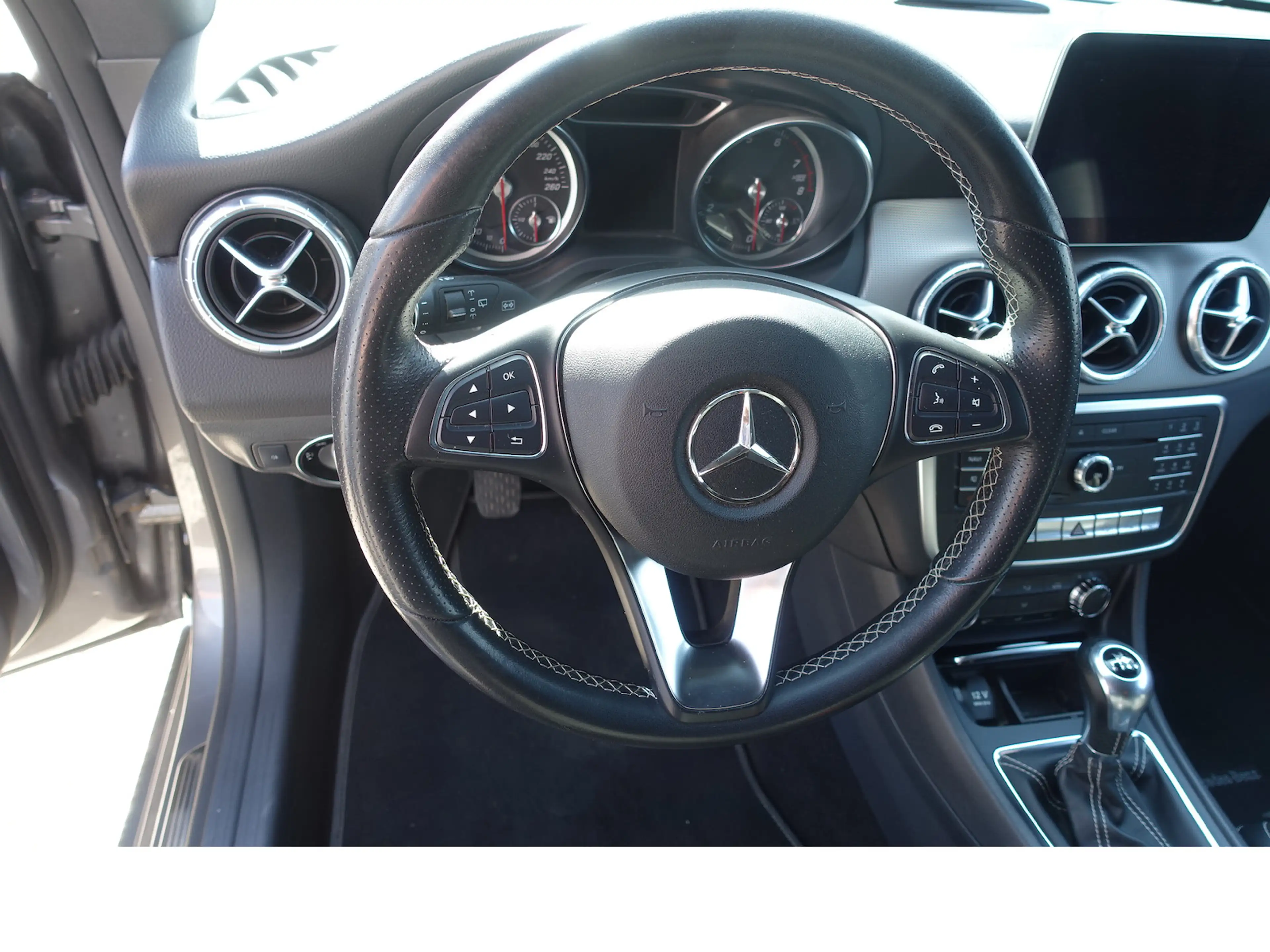 Mercedes-Benz CLA 200 Urban Style Edition LED Pano AHK Alu 18´´ — photo 12