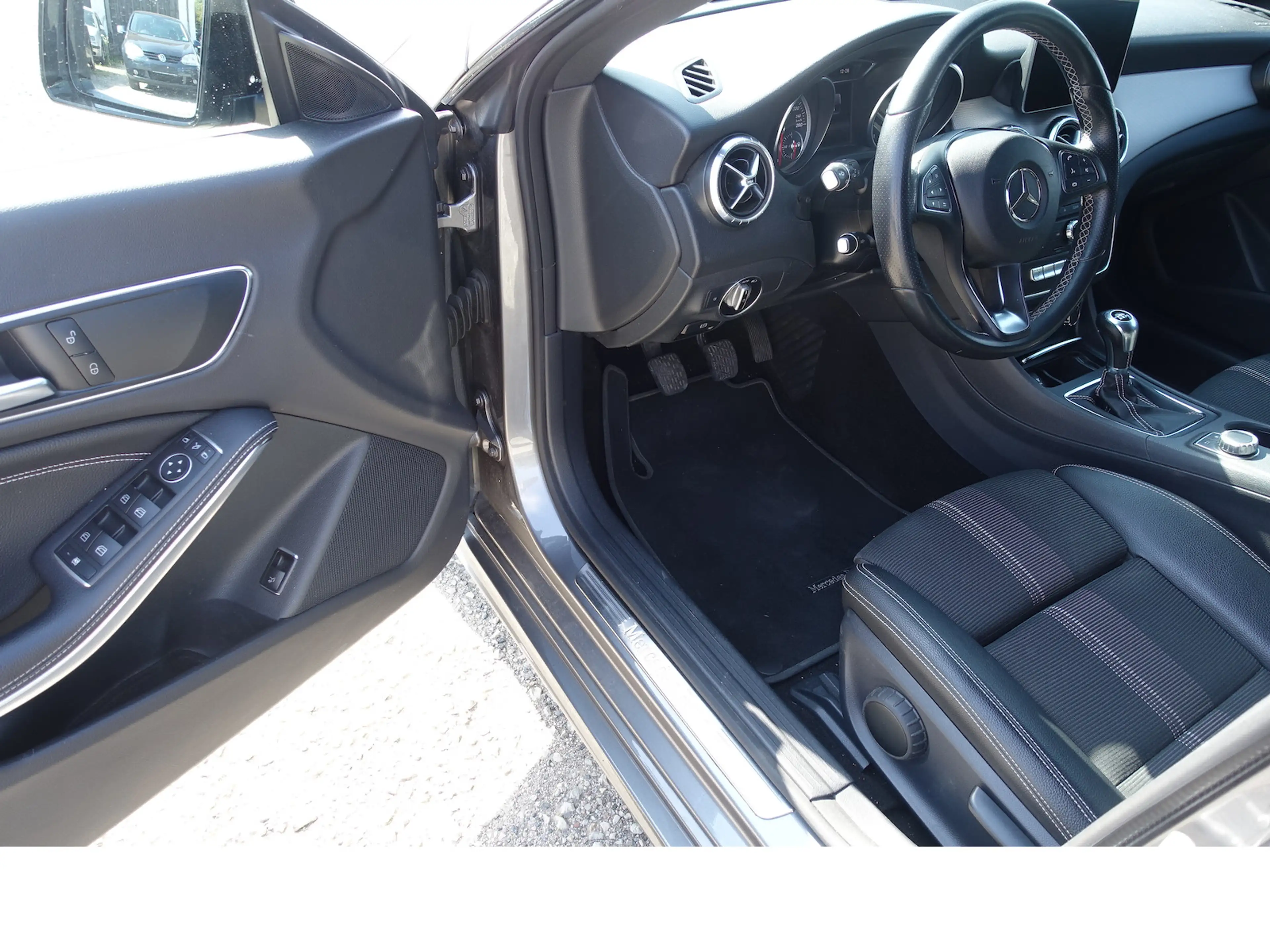 Mercedes-Benz CLA 200 Urban Style Edition LED Pano AHK Alu 18´´ — photo 8