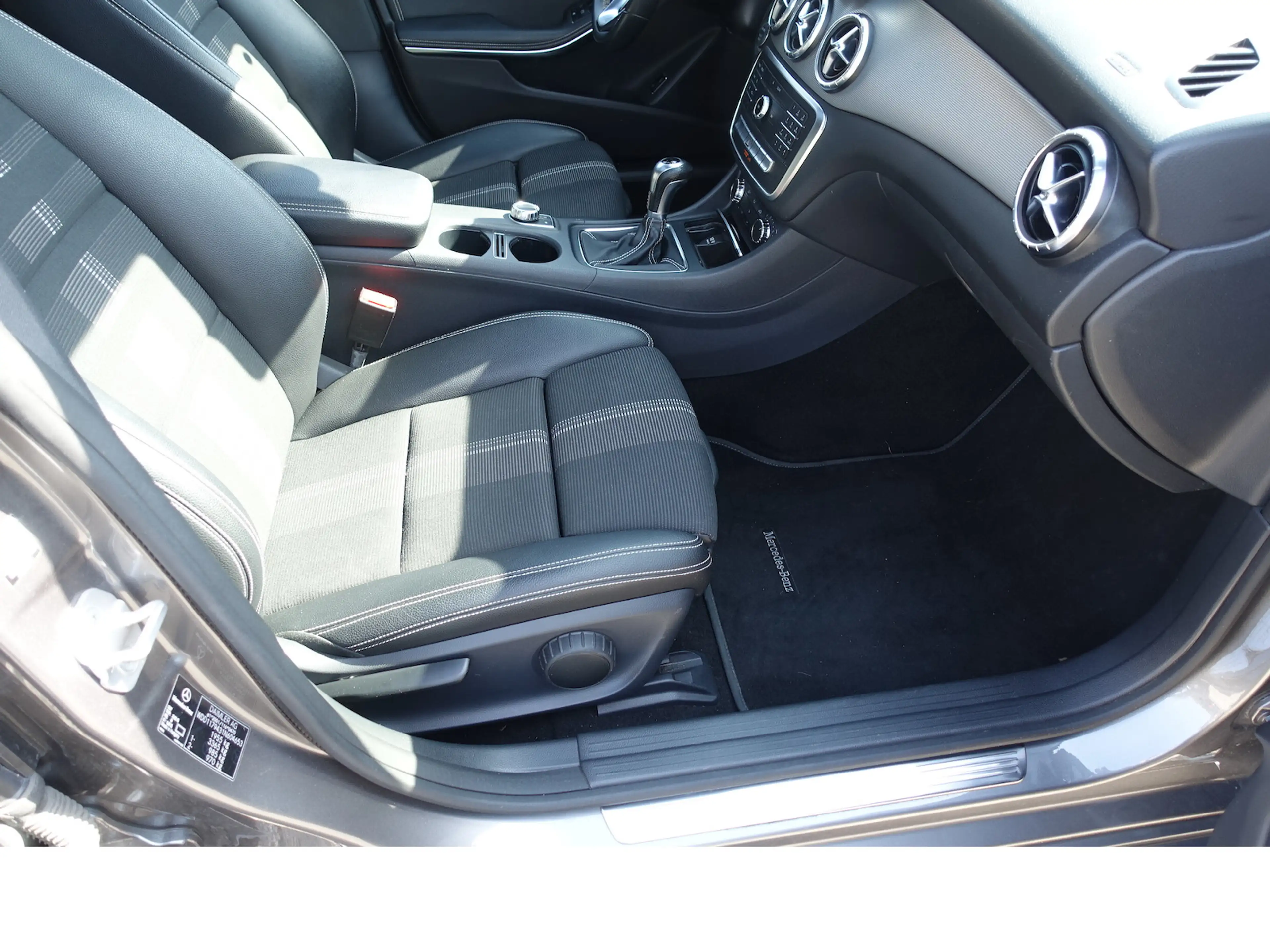 Mercedes-Benz CLA 200 Urban Style Edition LED Pano AHK Alu 18´´ — photo 11
