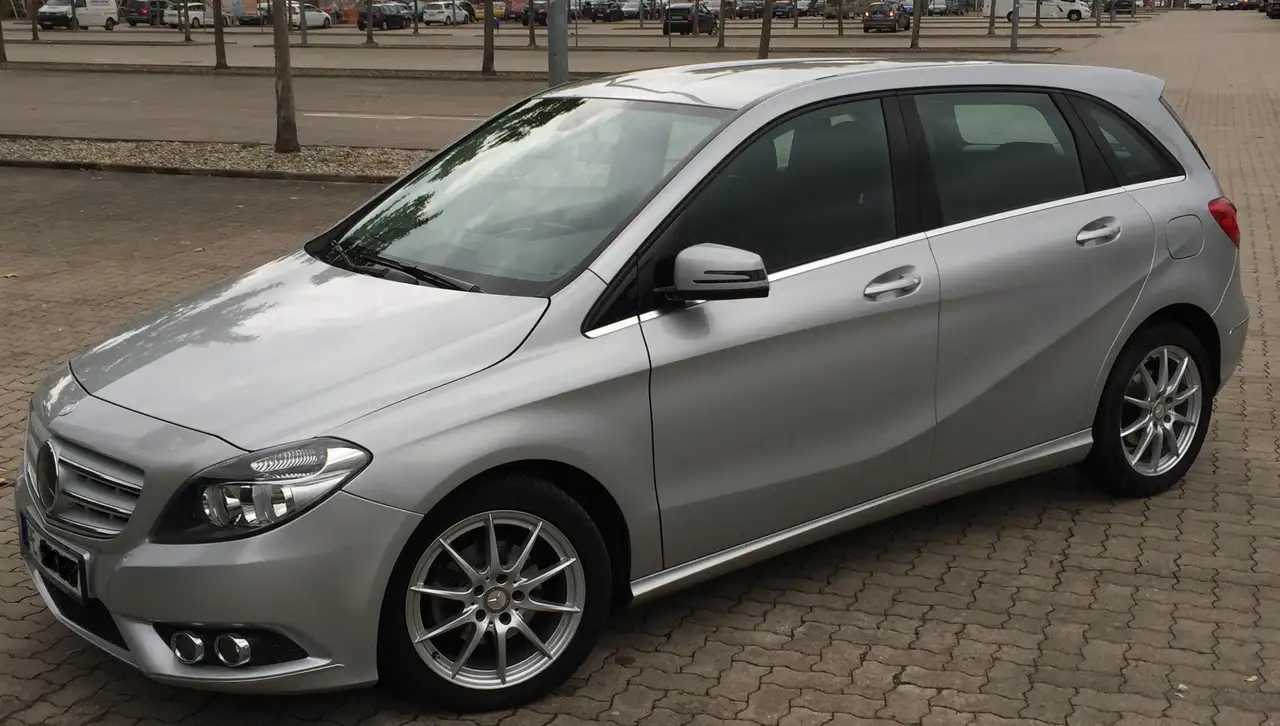 Mercedes-Benz B 180