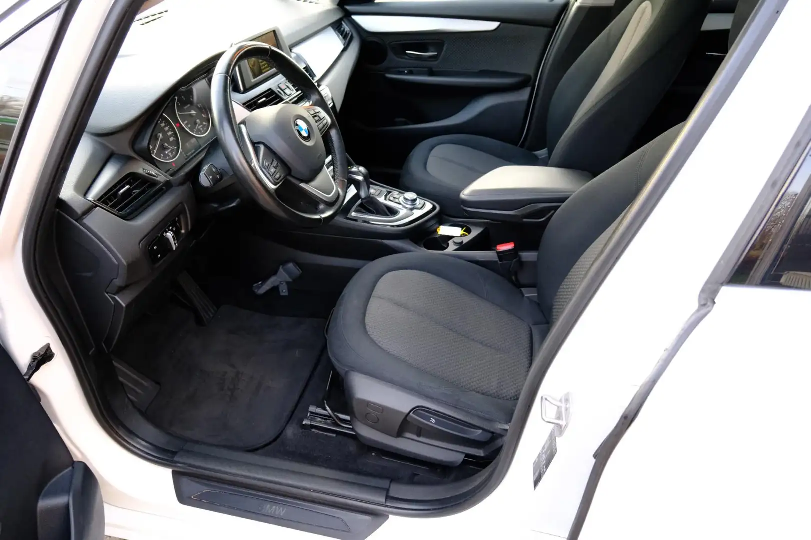 BMW 216 2-serie Active Tourer 216d Essential Aut, Pano|Nav Wit - 2