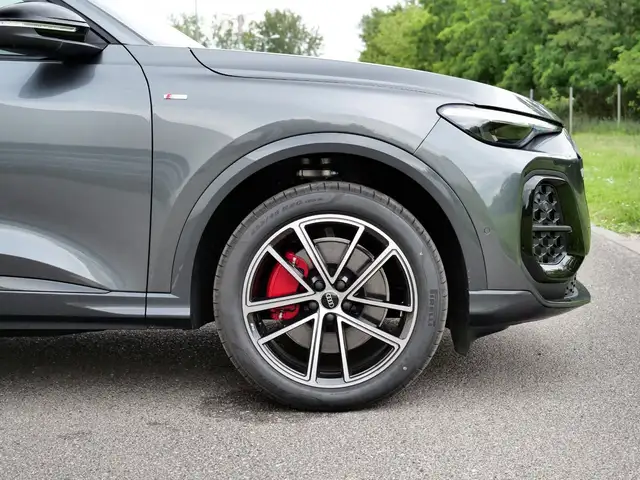 Audi Q5 view 14