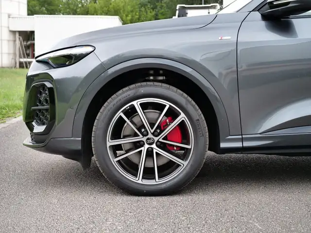 Audi Q5 view 11