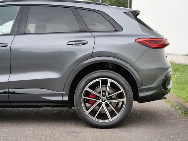 Audi Q5 view 12