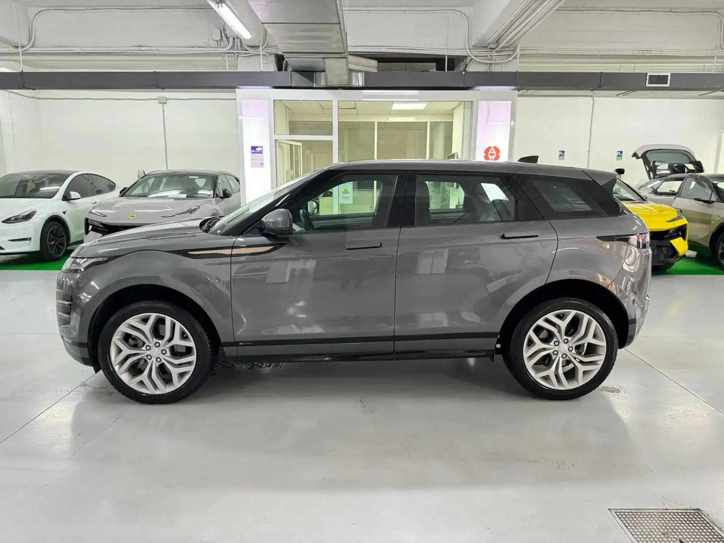 Land Rover Range Rover Evoque 2.0D I4-Hybrid L.Flw 150CV AWD Auto R-Dynamic SE Grigio - 2