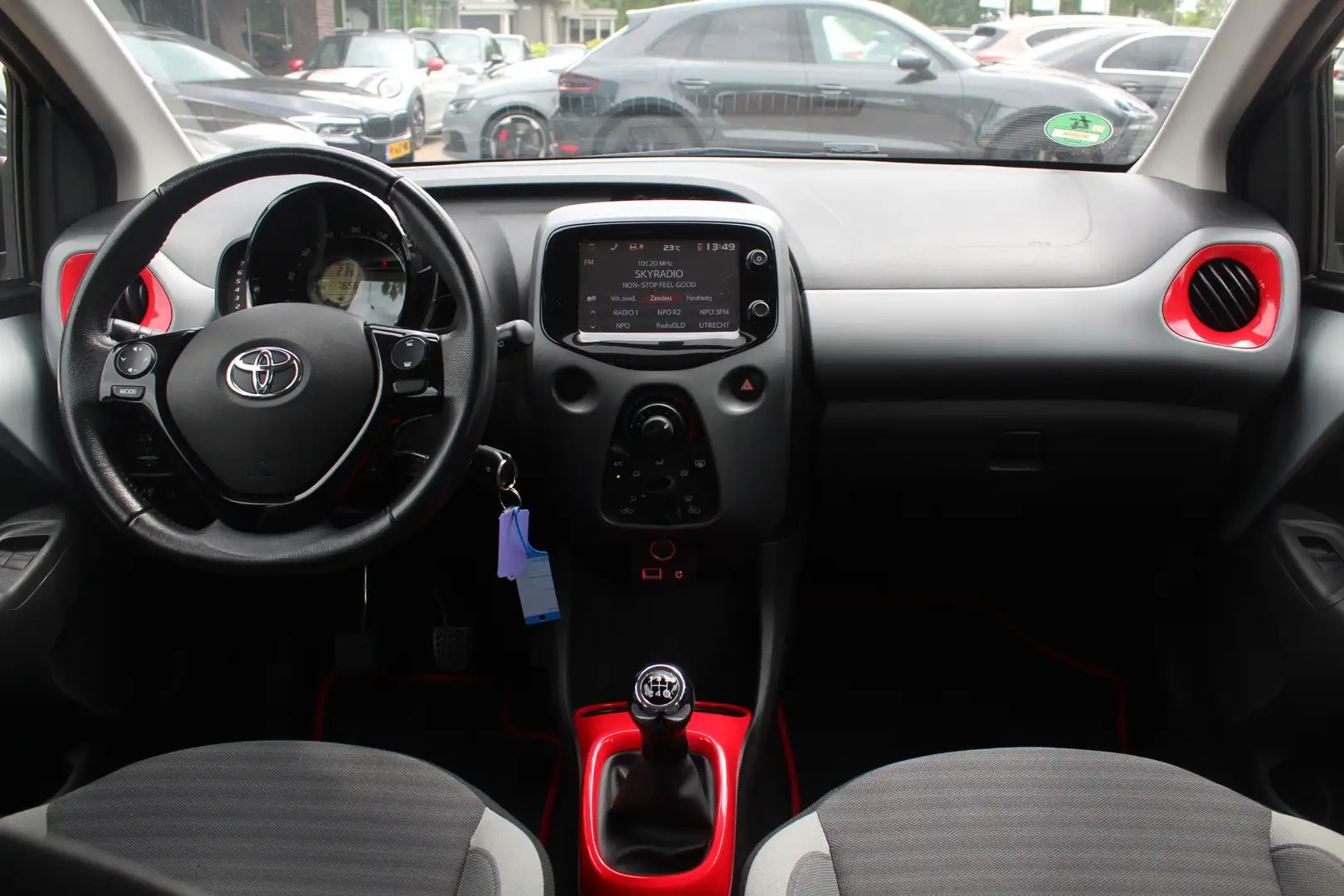 Toyota Aygo 1.0 VVT-i x-play / Camera / Navigatie / 15'' / Cru Gris - 2