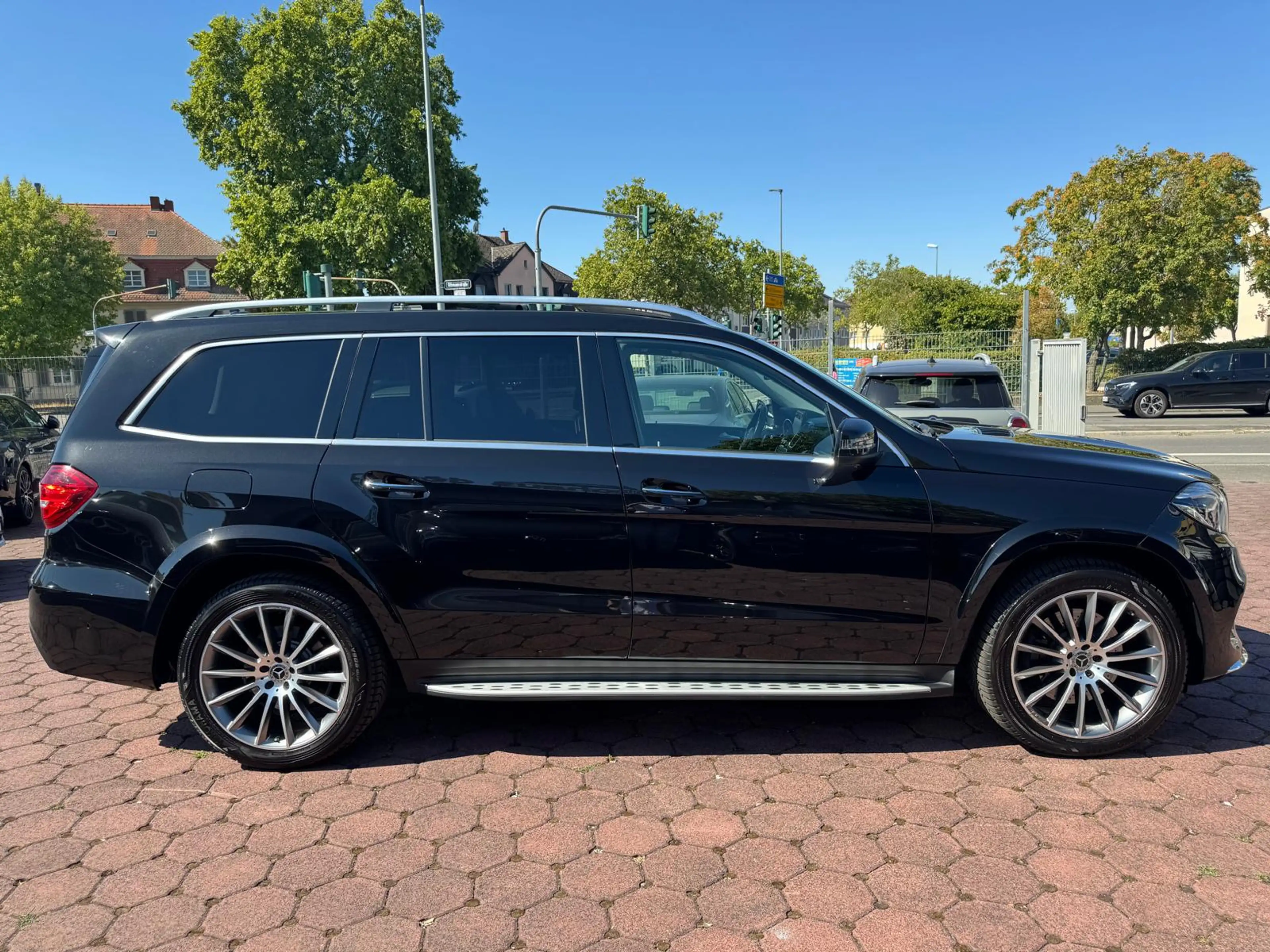 Mercedes-Benz GLS 350 d 4Matic AMG Line 7-SITZ PANO DISTR 360° — photo 4