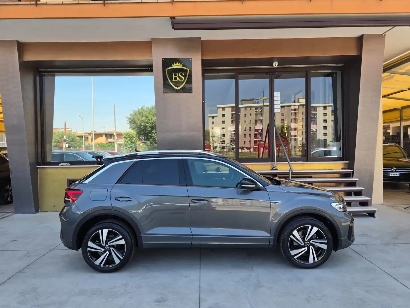 Volkswagen T-Roc T-Roc 2.0 tdi R-Line 150cv dsg Grigio - 1