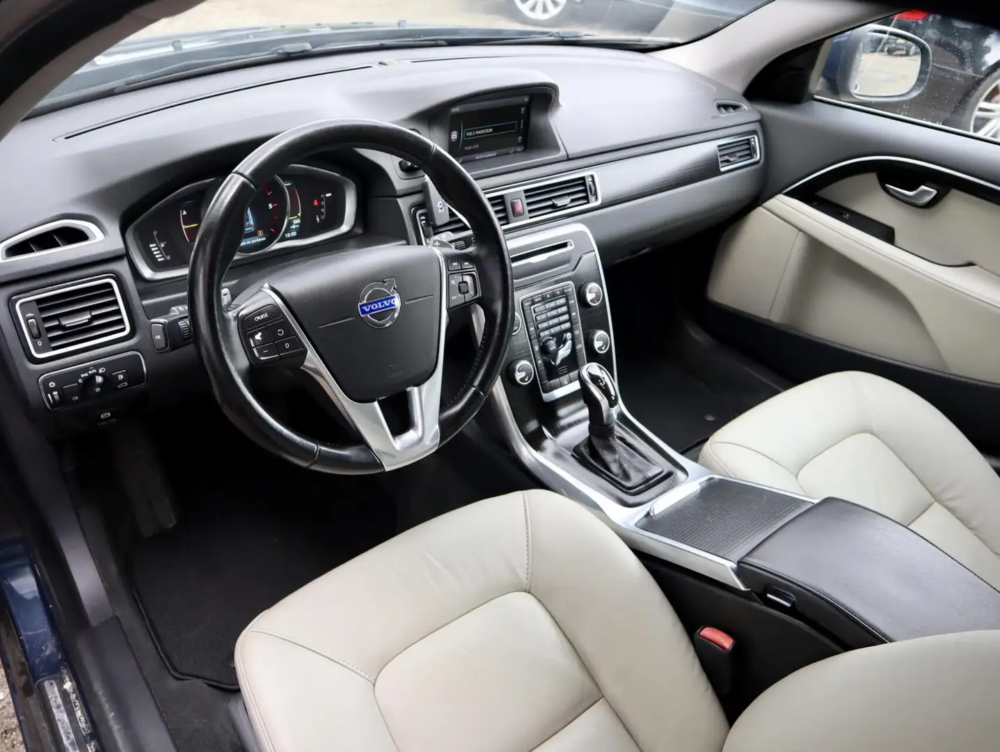 Volvo V70 D2 Nordic+ Automaat Blauw - 2