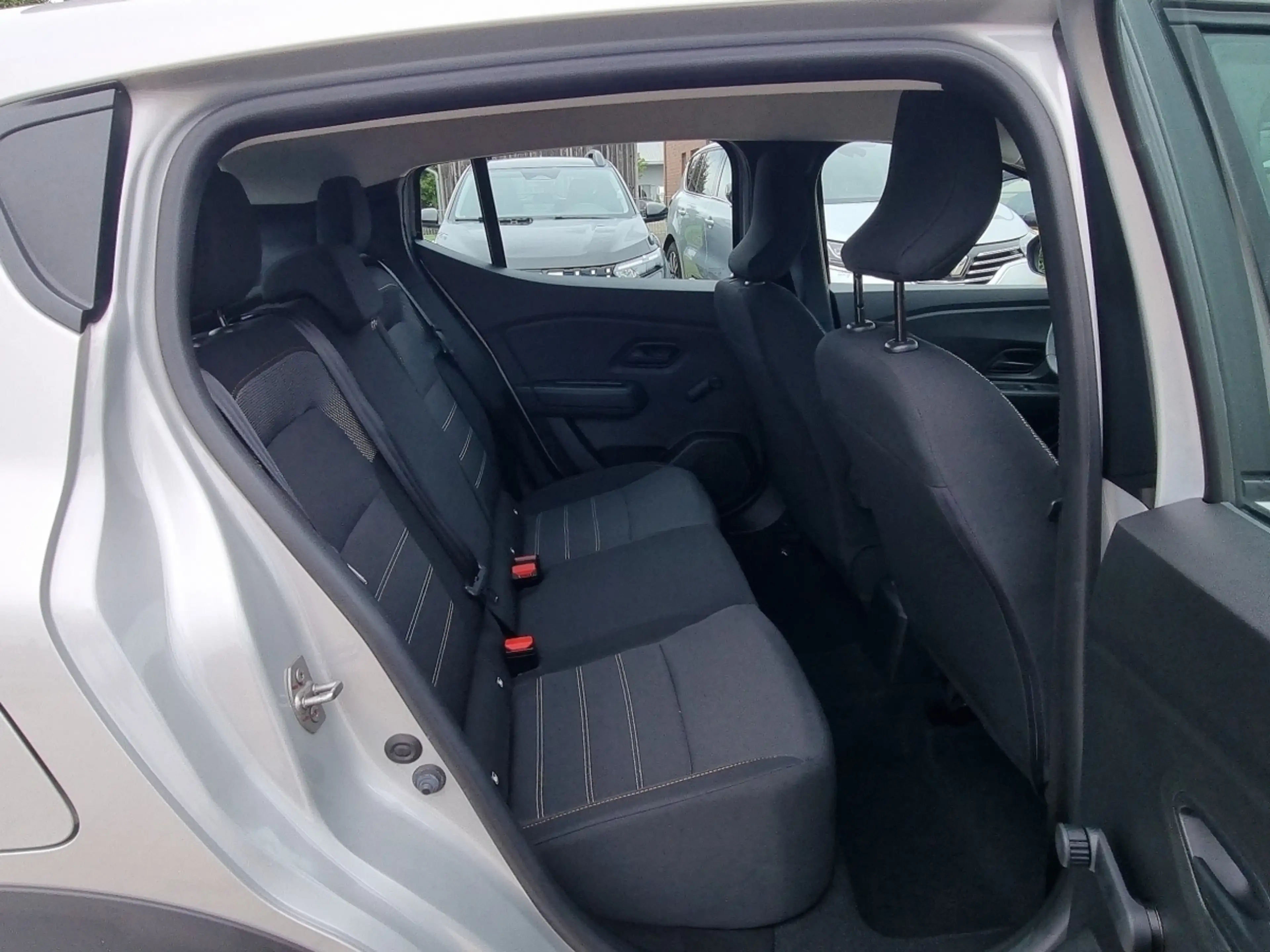 Dacia Sandero Stepway Essential TCe 90 — photo 12
