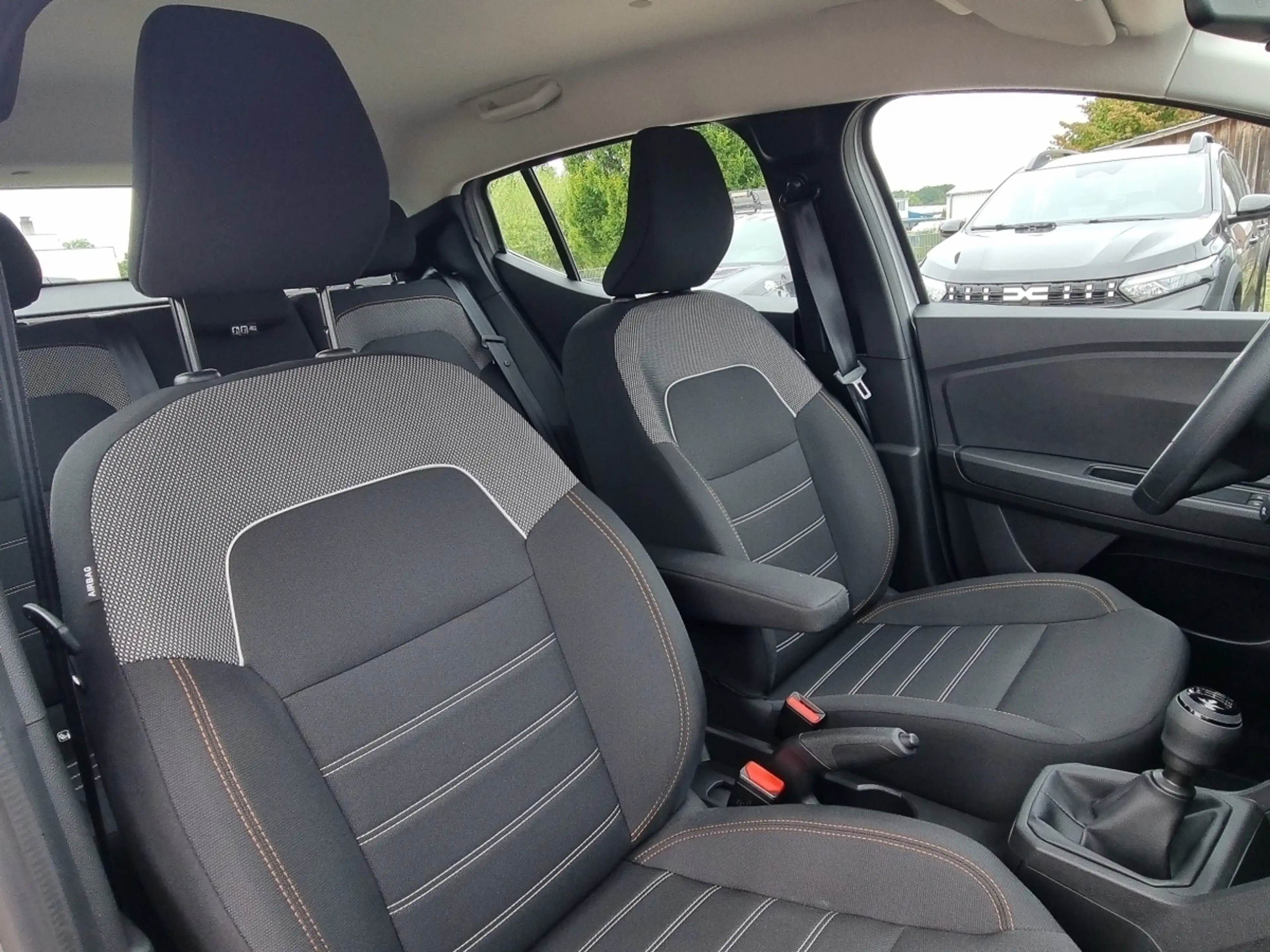 Dacia Sandero Stepway Essential TCe 90 — photo 14