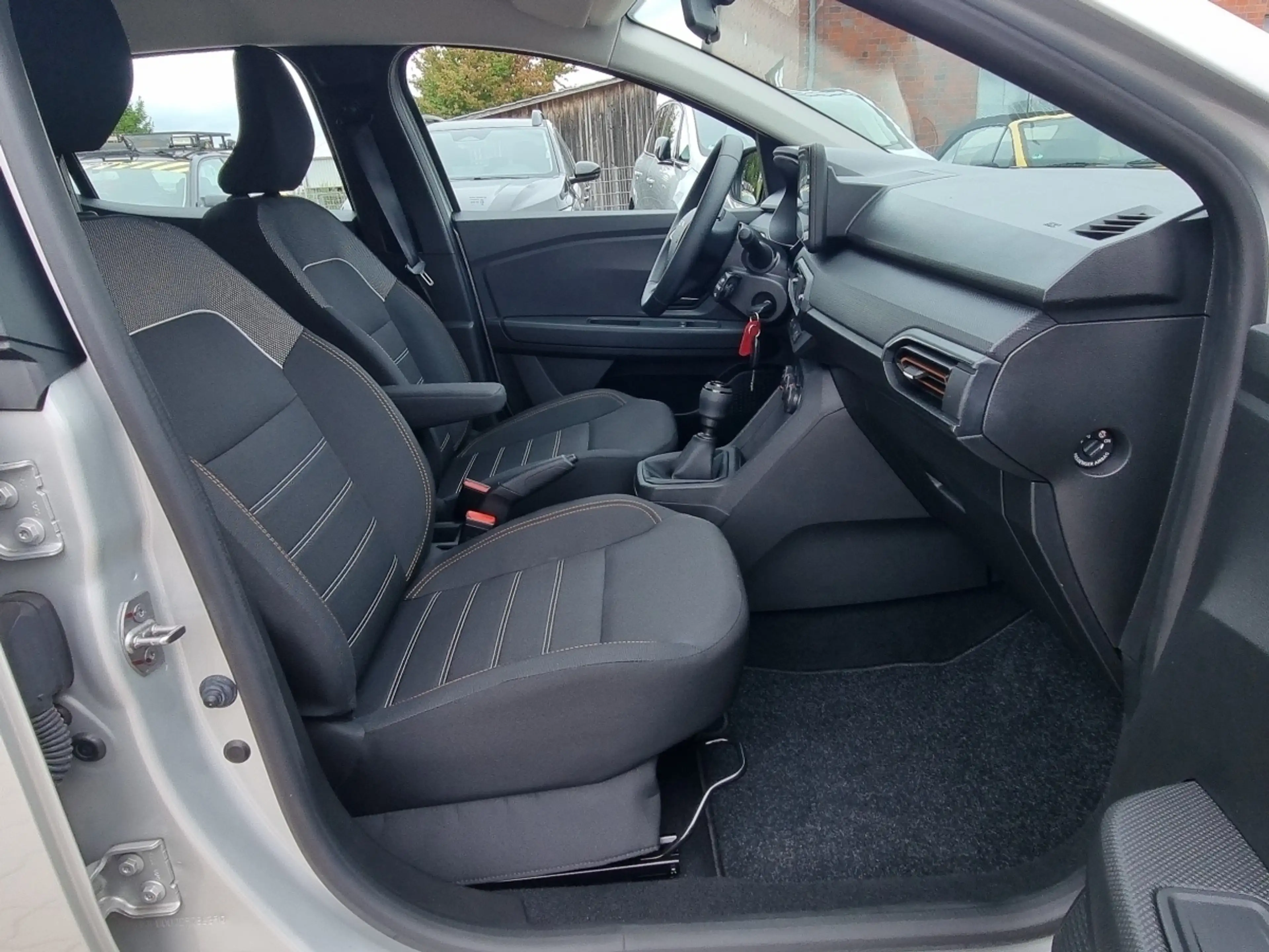 Dacia Sandero Stepway Essential TCe 90 — photo 13