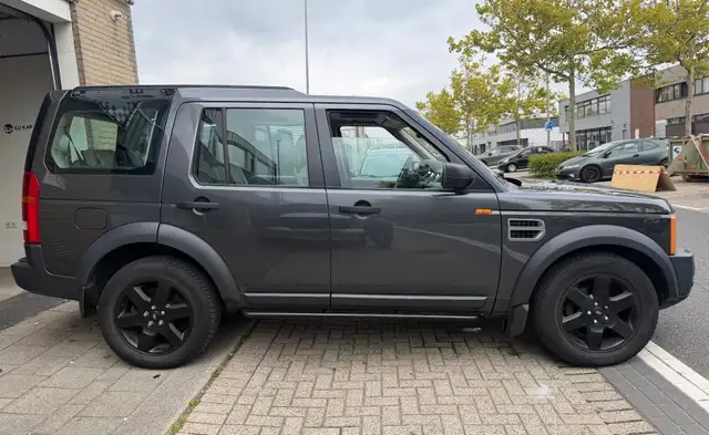 Land Rover Discovery view 13