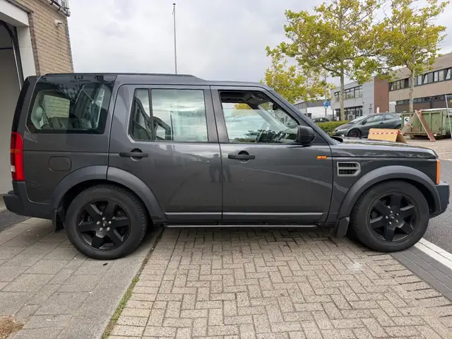 Land Rover Discovery view 15