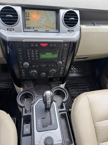 Land Rover Discovery view 3